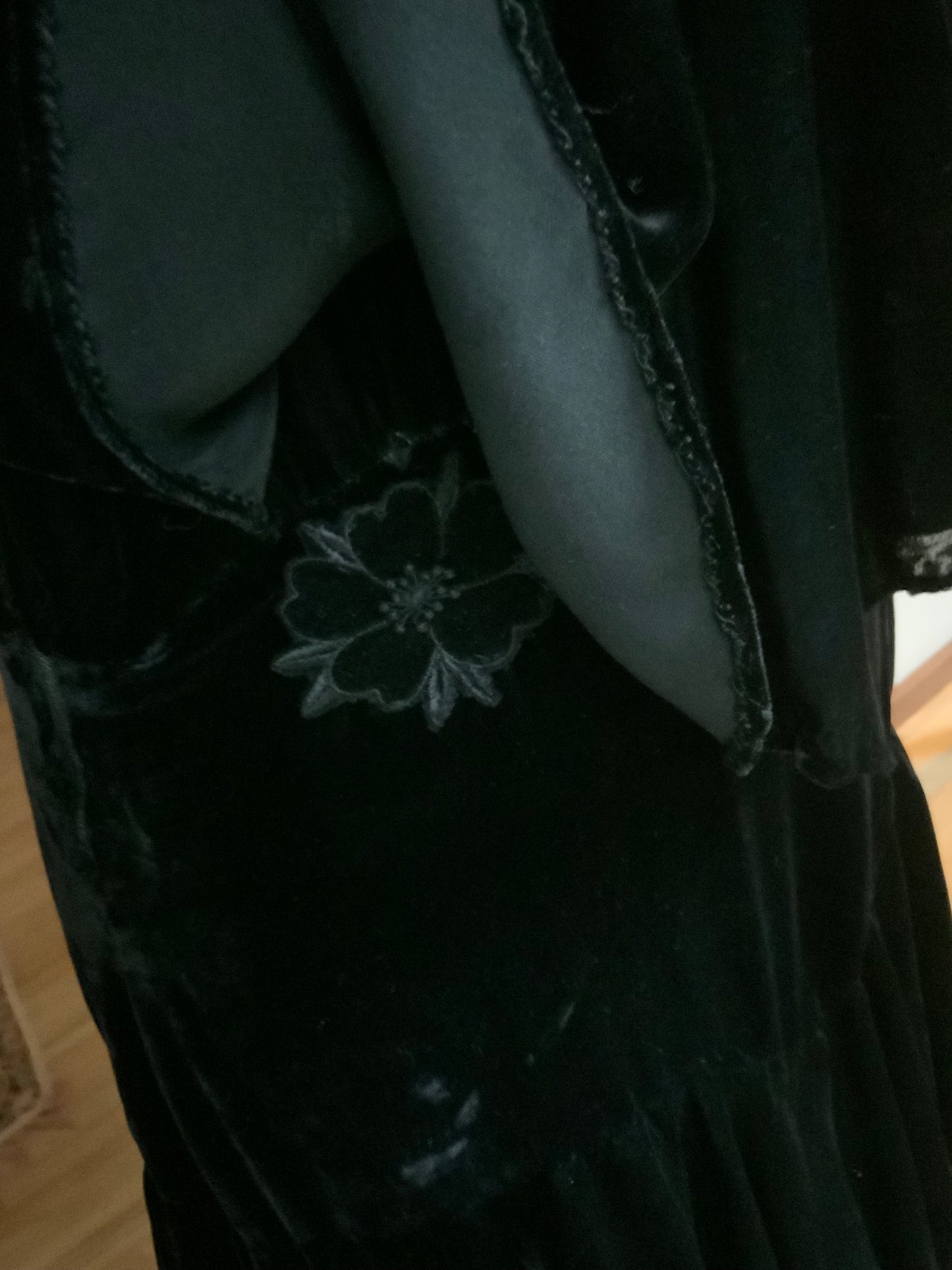 Black Silk Velvet Tiered Evening Gown with Flutter Sleeves – 1930/1933-30AP