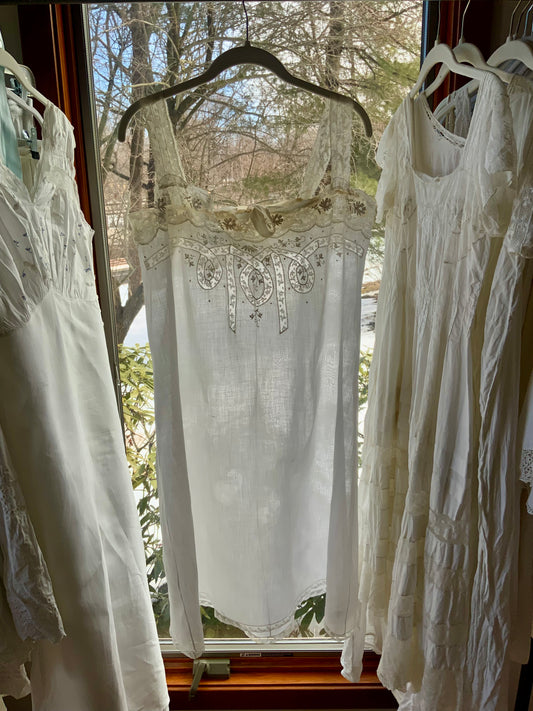 Edwardian Cotton Batiste Boudoir Nightgown c.1905–1915 – Antique Lace Appliqué, Floral Embroidery & Lace Straps-ED64