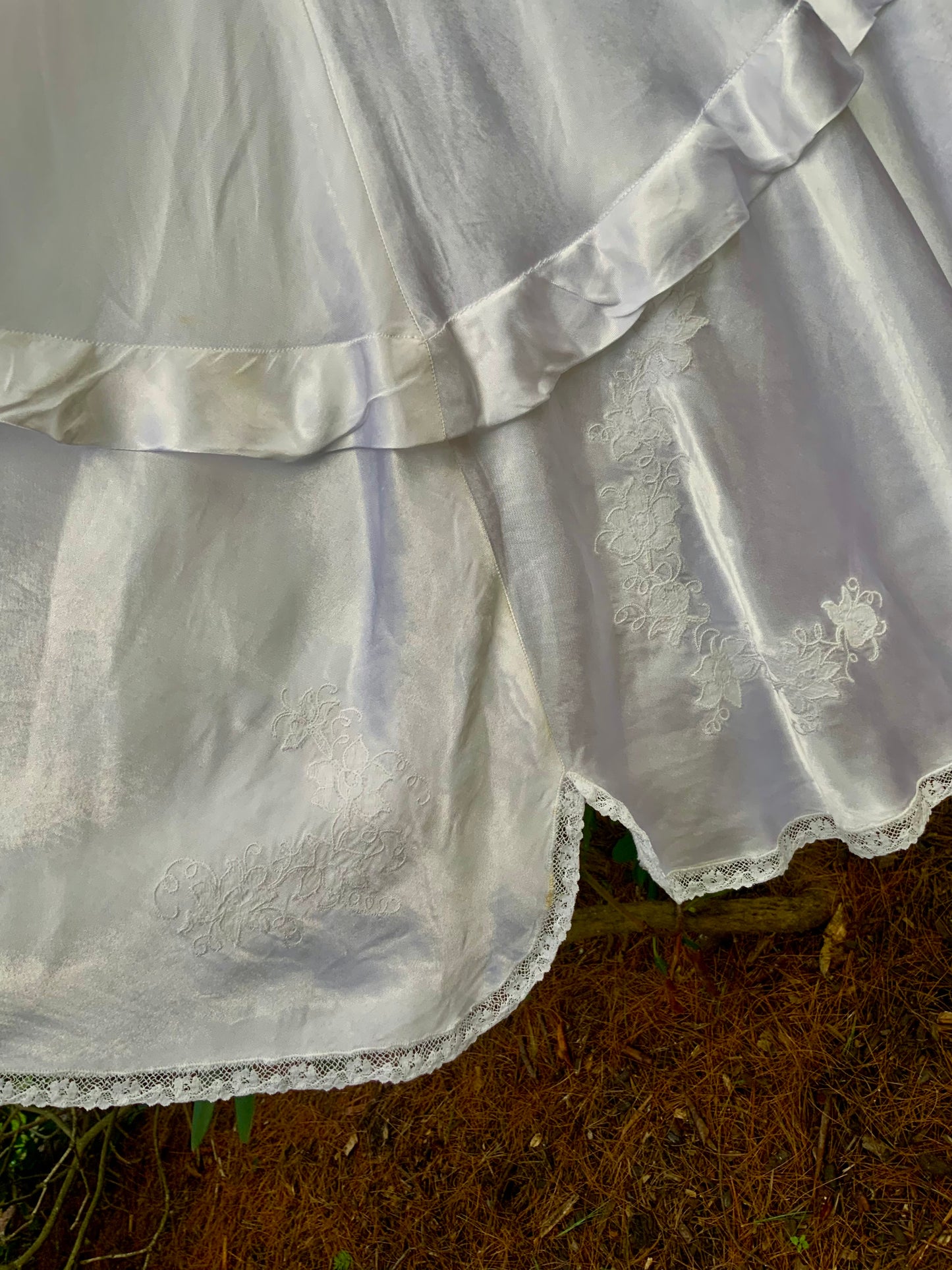 1930s White Satin Full-Length Slip with Floral Embroidery and Lace. XXS–XS.40CCC