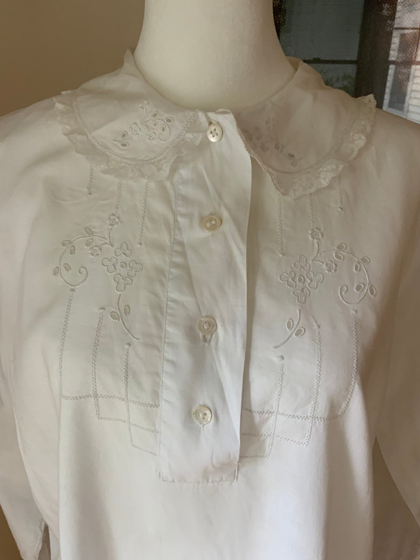 Edwardian Cotton Nightgown - Embroidered. - Cut out work - 1900s - ED46