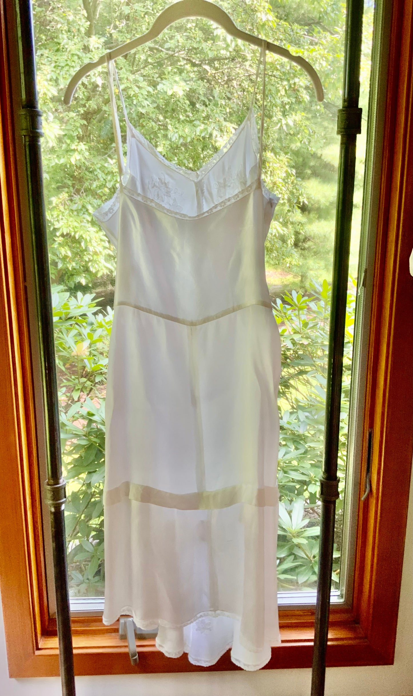 1930s White Satin Full-Length Slip with Floral Embroidery and Lace. XXS–XS.40CCC