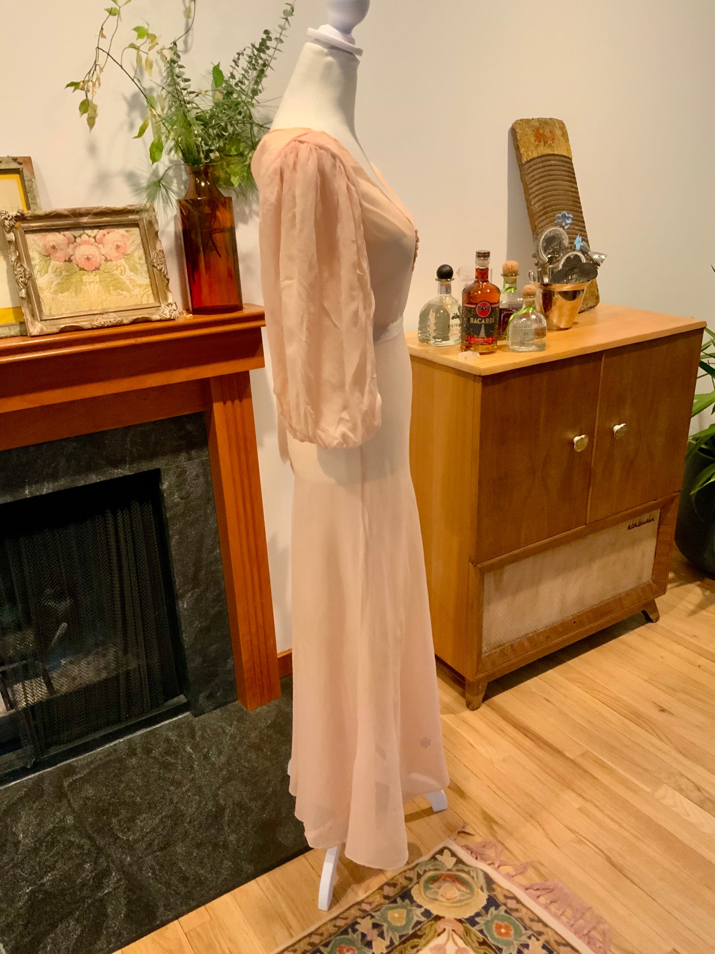 Un 1930s Peach Silk Chiffon Bias-Cut Gown with Bishop Sleeves | 30AU