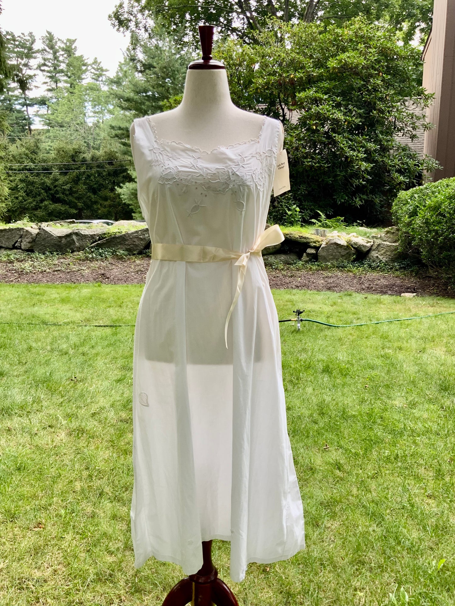 Late Edwardian White Cotton Nightgown. Antique Embroidered Cutwork Dress. Circa 1910s.ED100