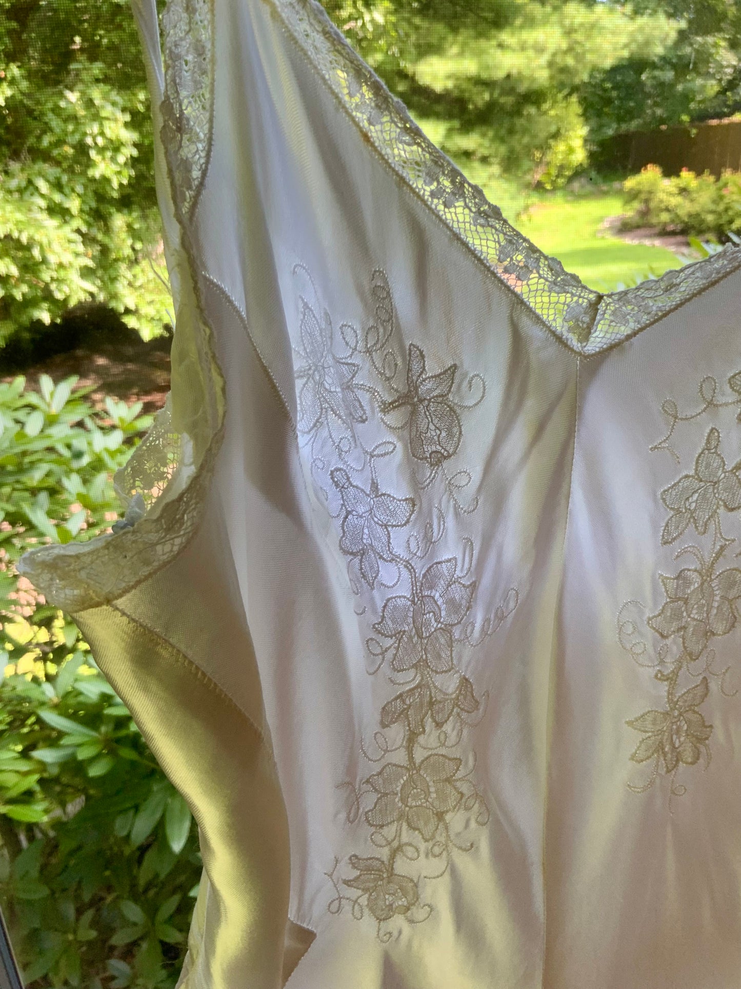 1930s White Satin Full-Length Slip with Floral Embroidery and Lace. XXS–XS.40CCC