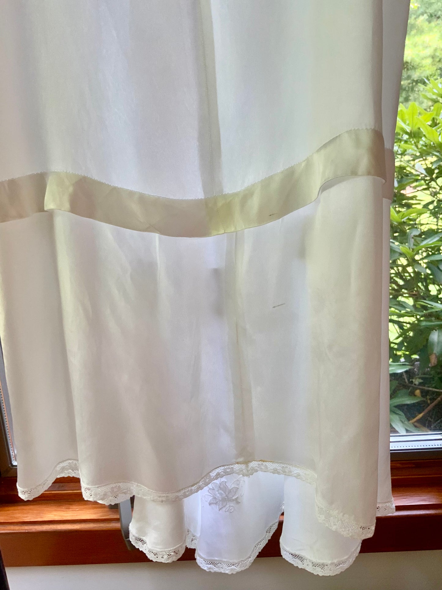 1930s White Satin Full-Length Slip with Floral Embroidery and Lace. XXS–XS.40CCC
