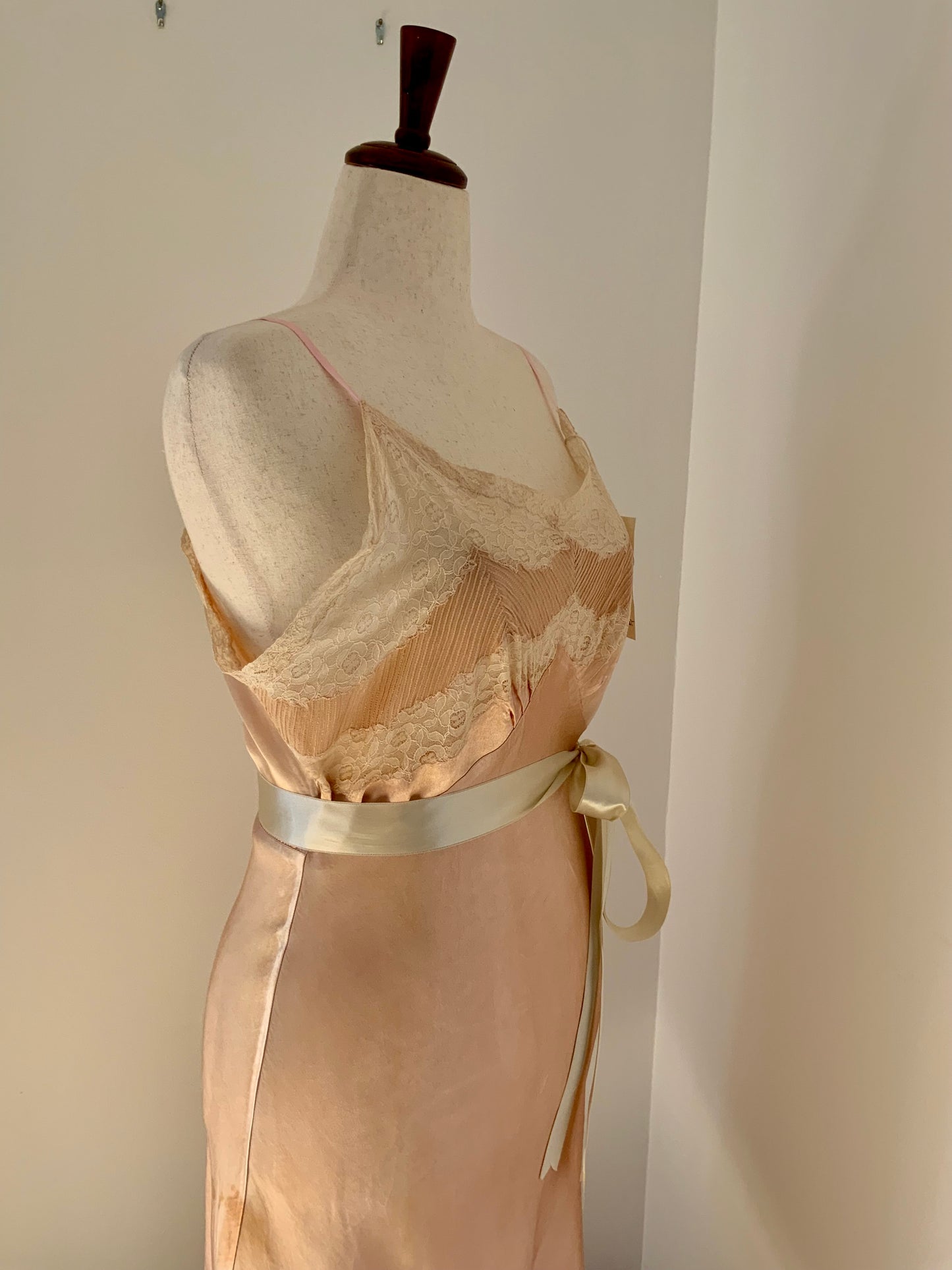 1940sVintage Hand-Dyed Satin Lace Slip Dress – Blush Peach with Satin Ribbon
- 40AA