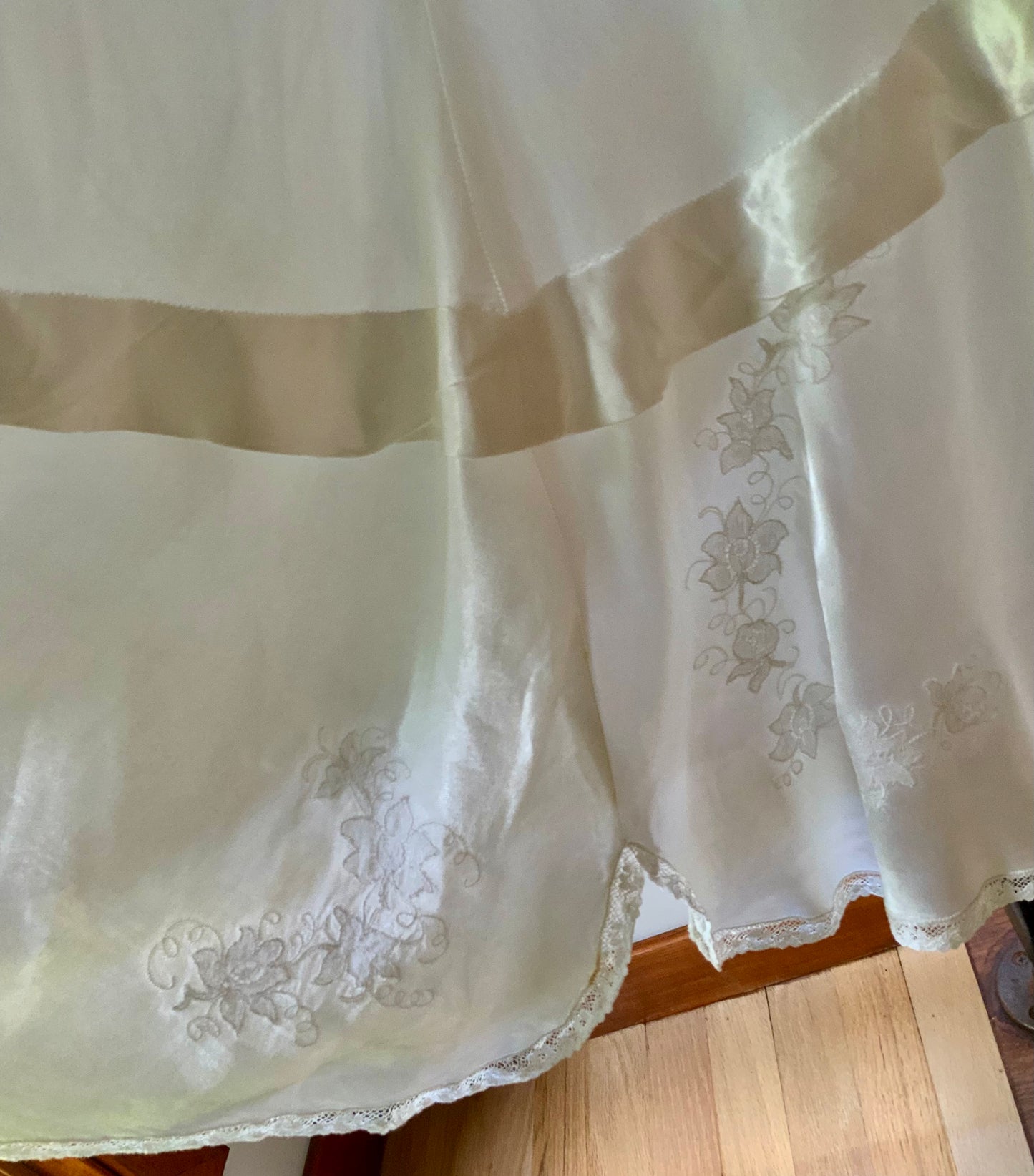 1930s White Satin Full-Length Slip with Floral Embroidery and Lace. XXS–XS.40CCC