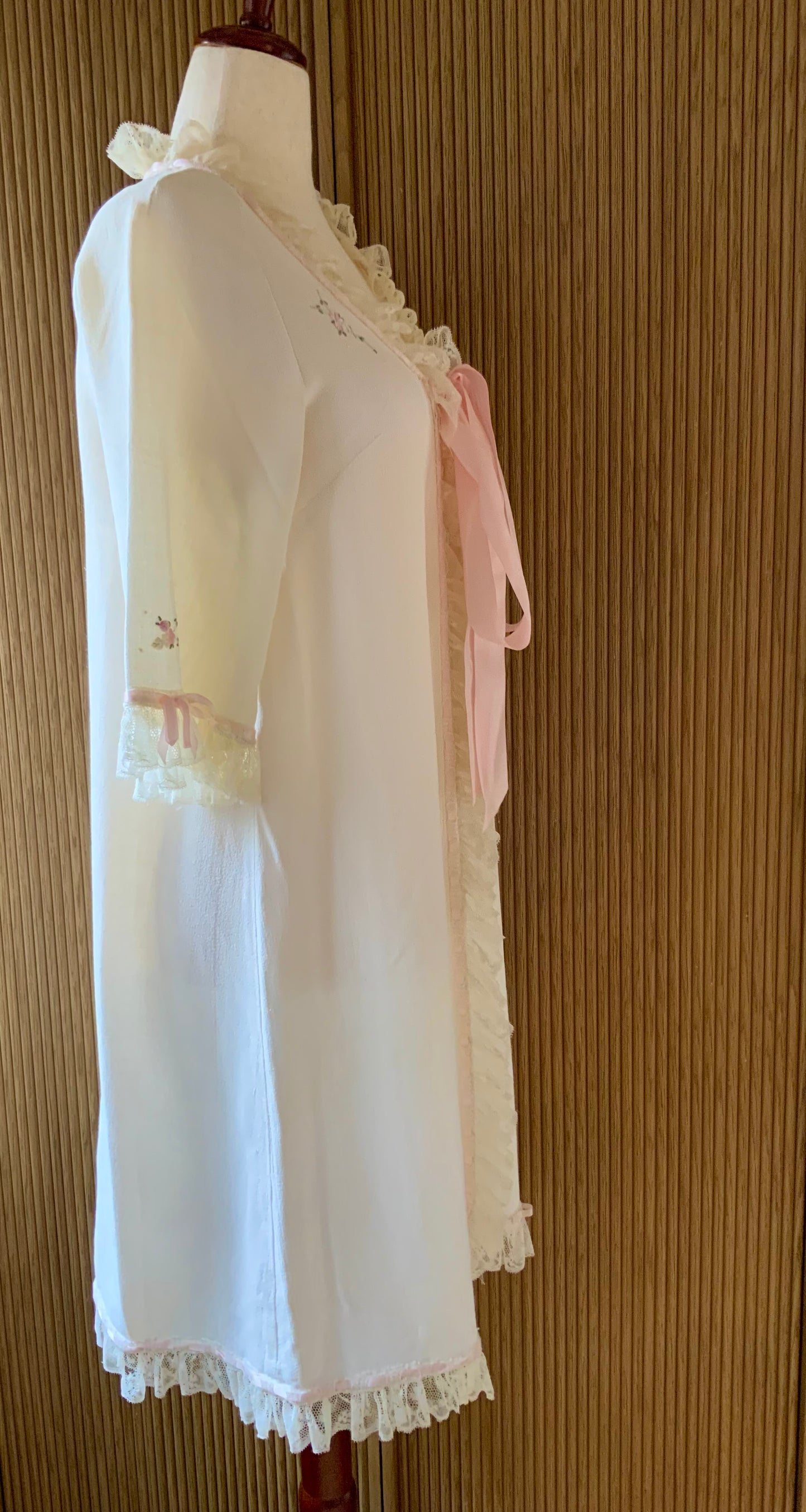 1950s Vintage Nylon Crepe Peignoir Robe Lace Ribbon Embroidered Boudoir Lingerie-50BF