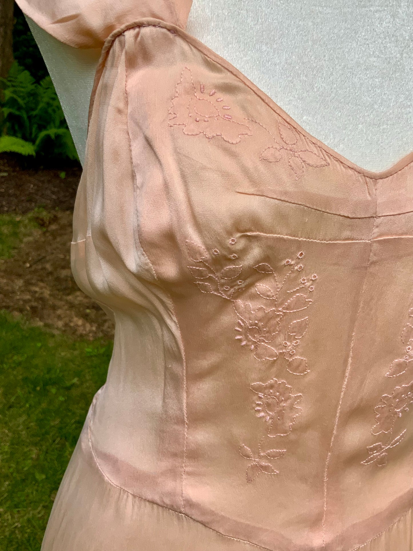 1930s Peach Silk Embroidered Gown with Train. Alternative Vintage Bridal Dress.30CF