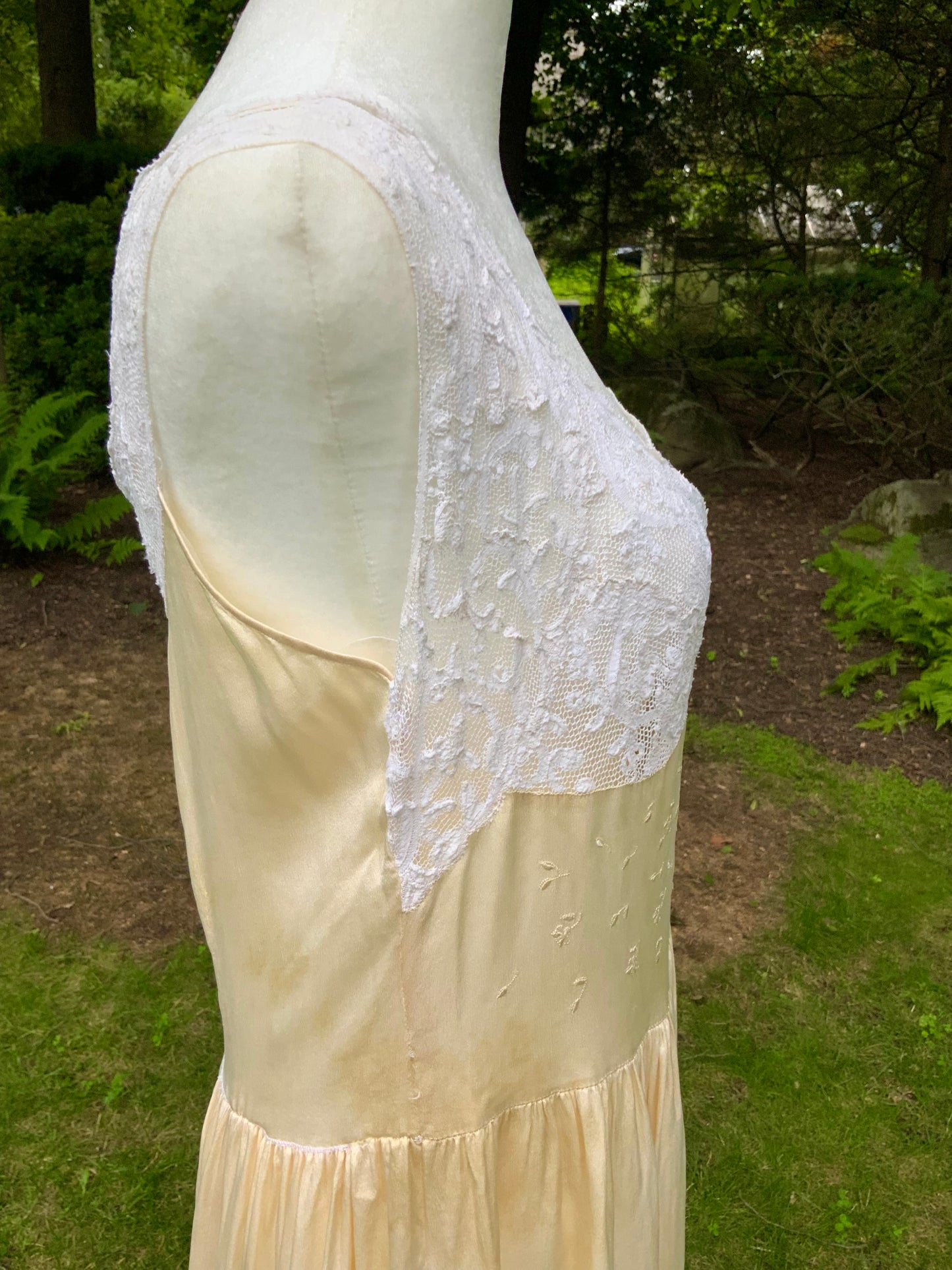 1930s Pure Silk and Lace Nightgown. Champagne Ivory Embroidered Gown. Romantic Bridal Slip Dress.30CG