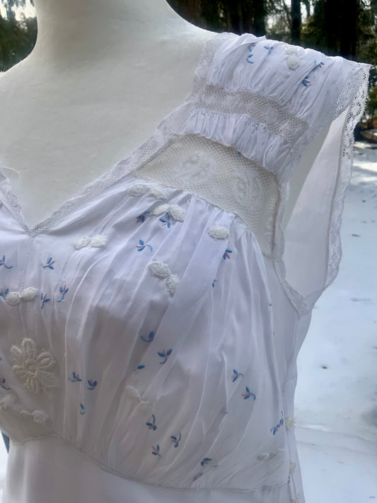 Antique Edwardian Cotton Batiste Boudoir Gown c.1915–1920 – Hand Embroidered Blue Flowers – Lace Shoulder Panels – Romantic Lingerie Dress-ED62