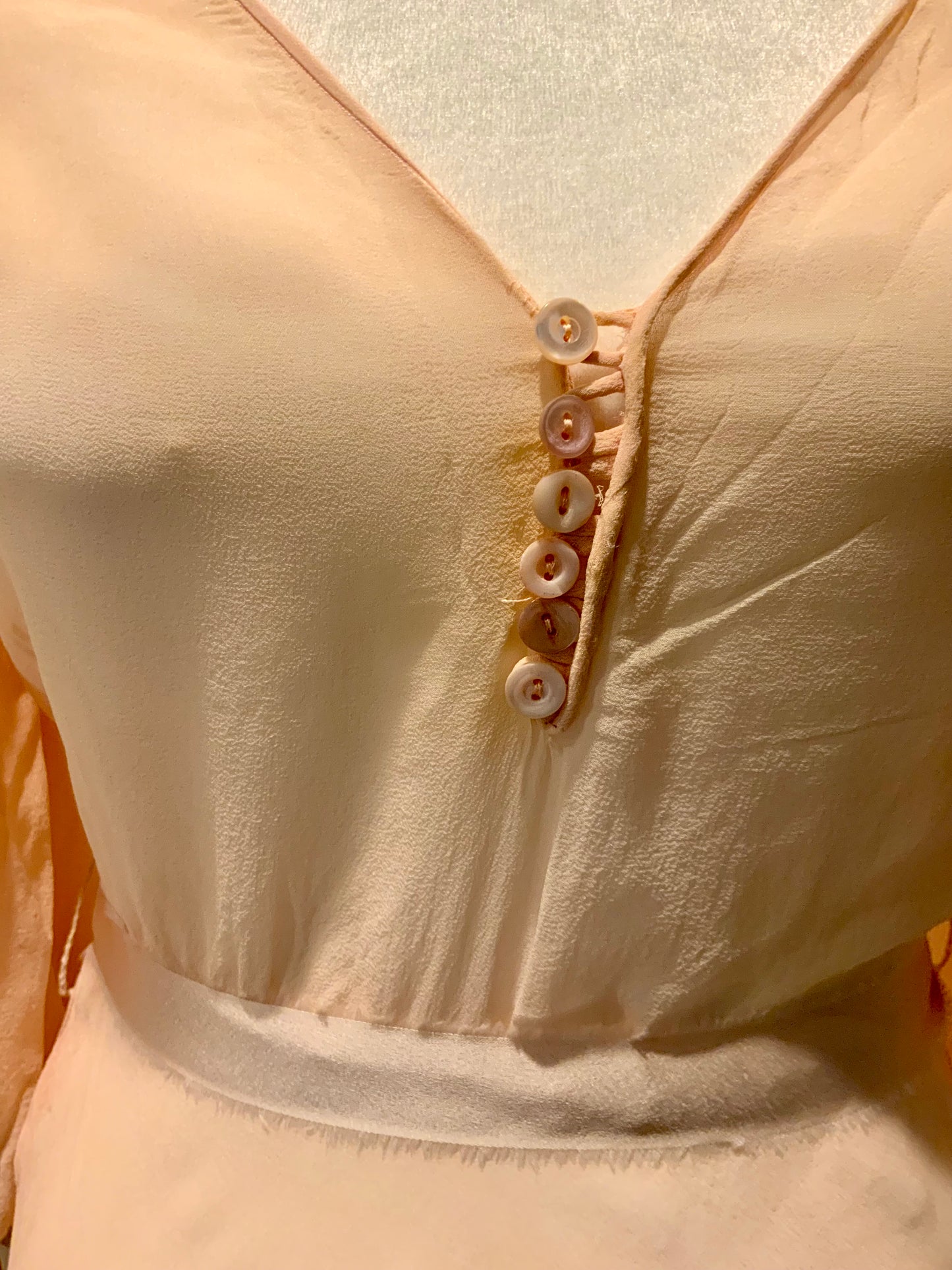 Un 1930s Peach Silk Chiffon Bias-Cut Gown with Bishop Sleeves | 30AU