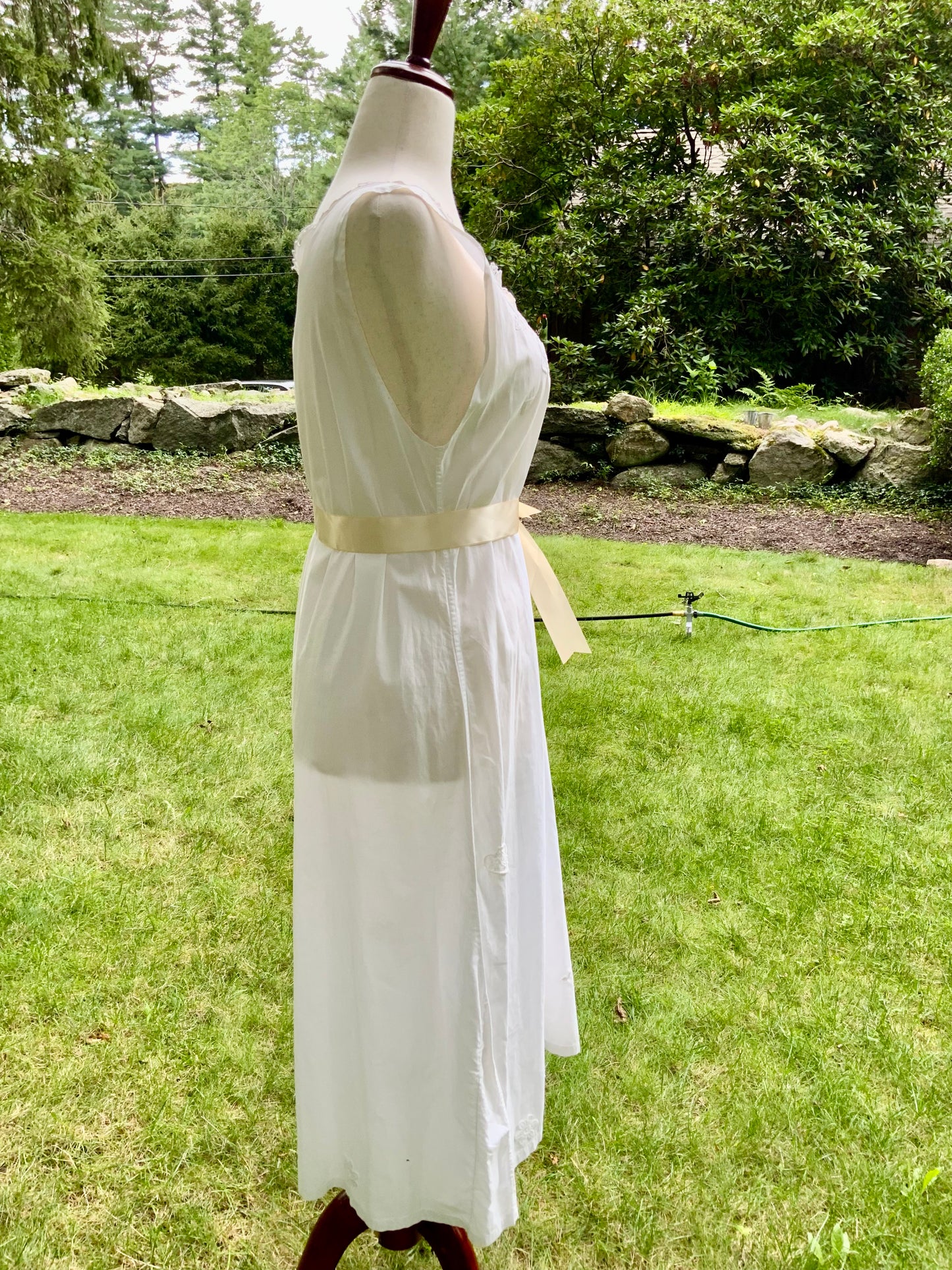 Late Edwardian White Cotton Nightgown. Antique Embroidered Cutwork Dress. Circa 1910s.ED100
