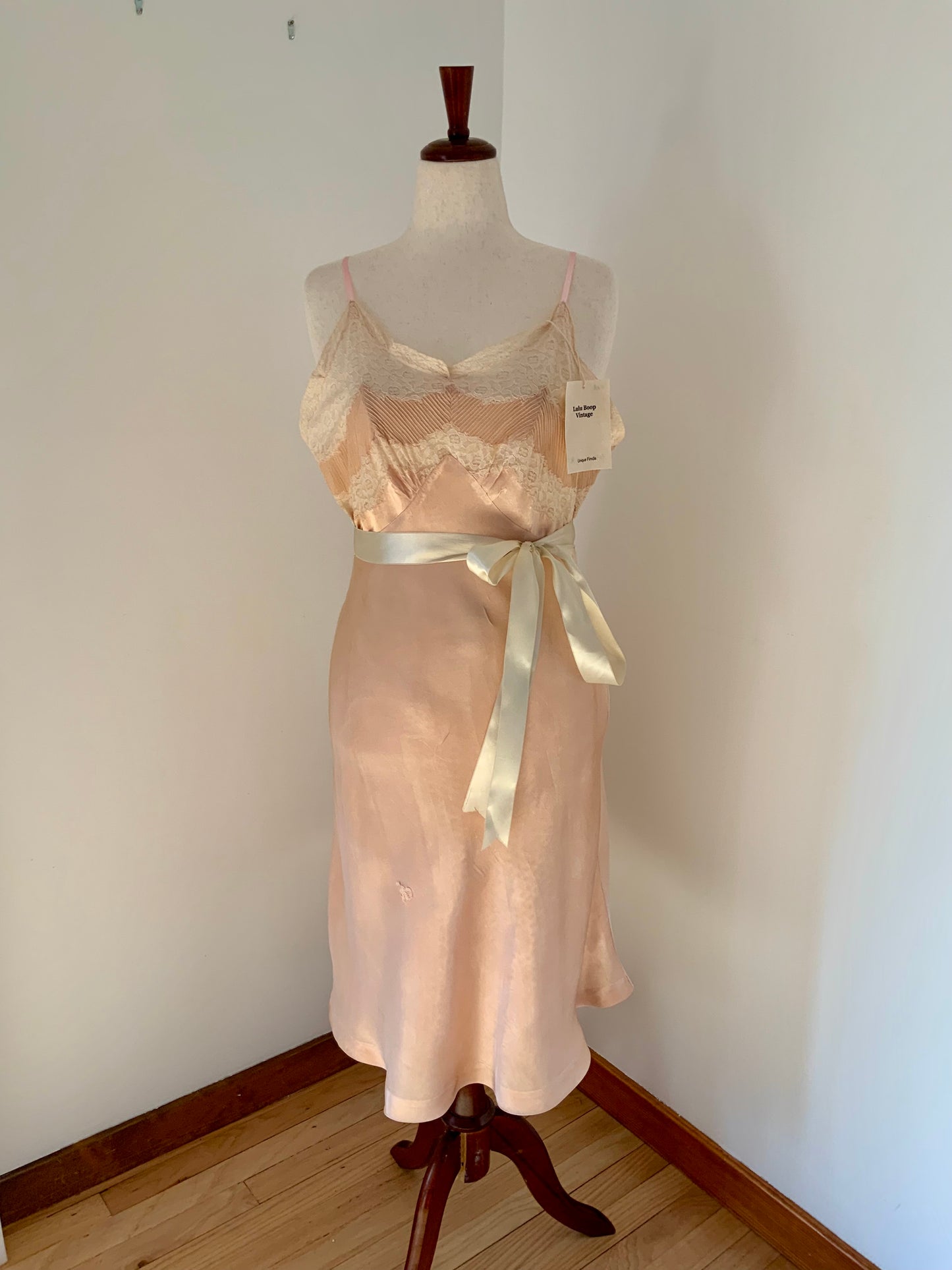 1940sVintage Hand-Dyed Satin Lace Slip Dress – Blush Peach with Satin Ribbon
- 40AA