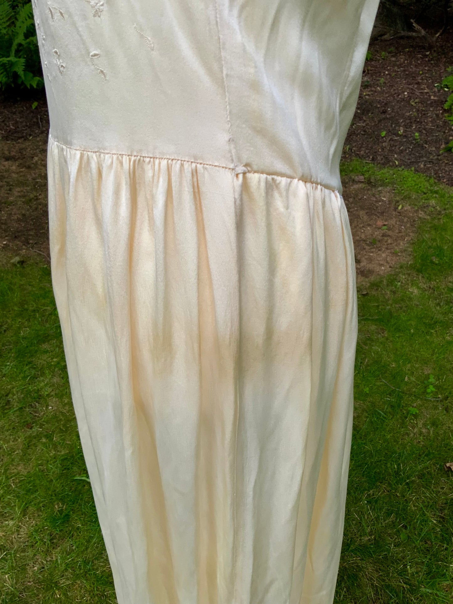 1930s Pure Silk and Lace Nightgown. Champagne Ivory Embroidered Gown. Romantic Bridal Slip Dress.30CG