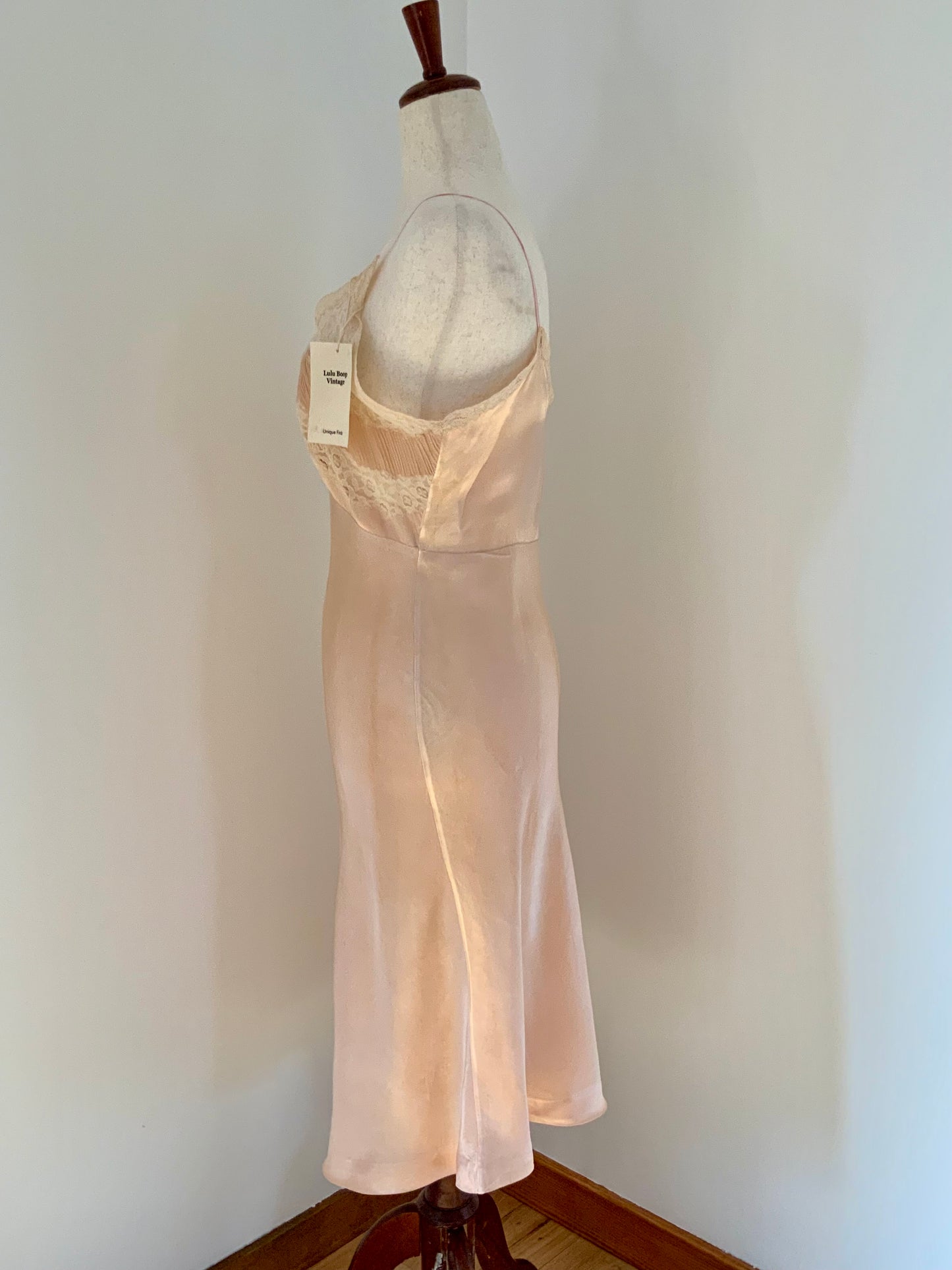 1940sVintage Hand-Dyed Satin Lace Slip Dress – Blush Peach with Satin Ribbon
- 40AA