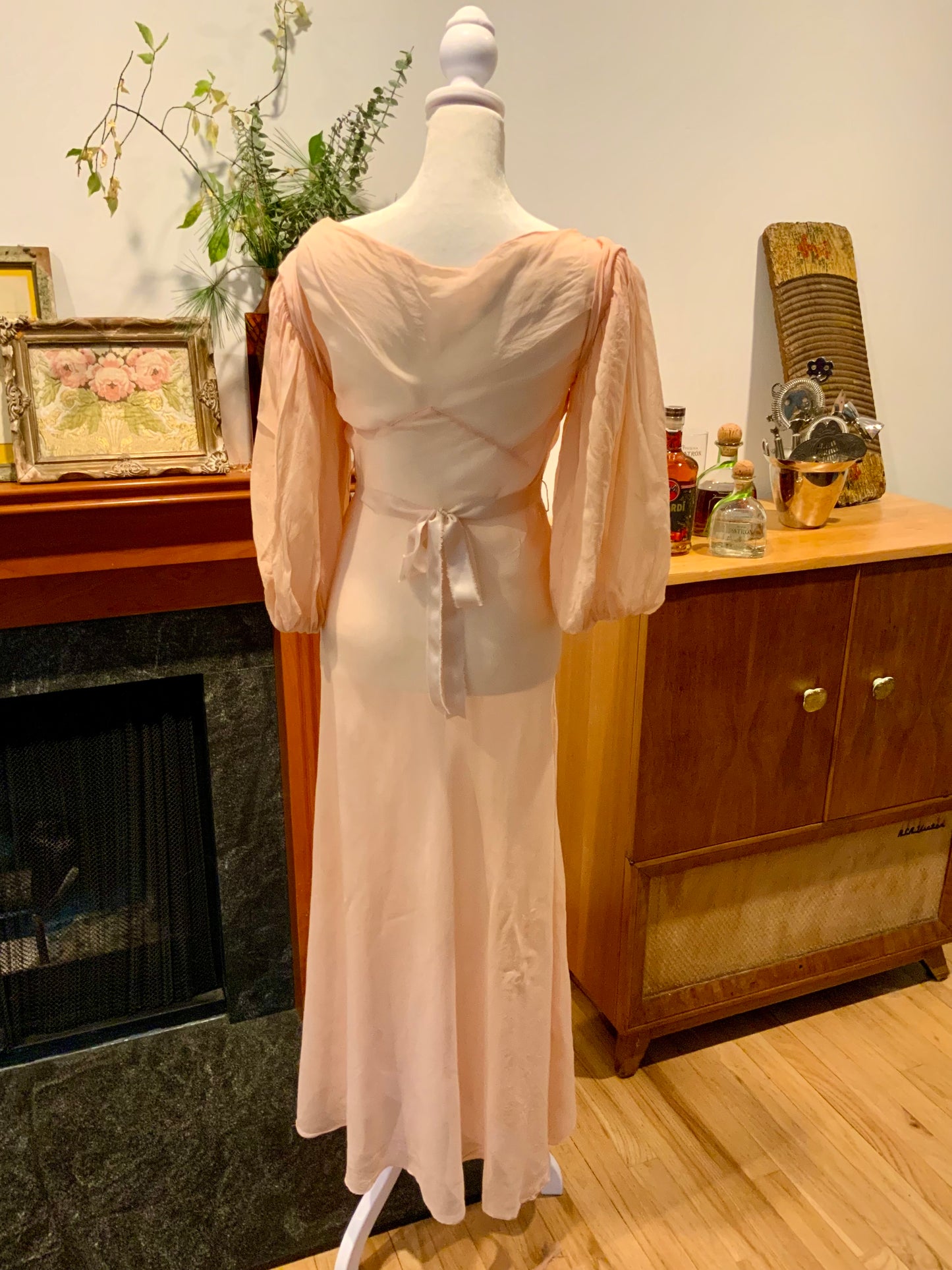 Un 1930s Peach Silk Chiffon Bias-Cut Gown with Bishop Sleeves | 30AU