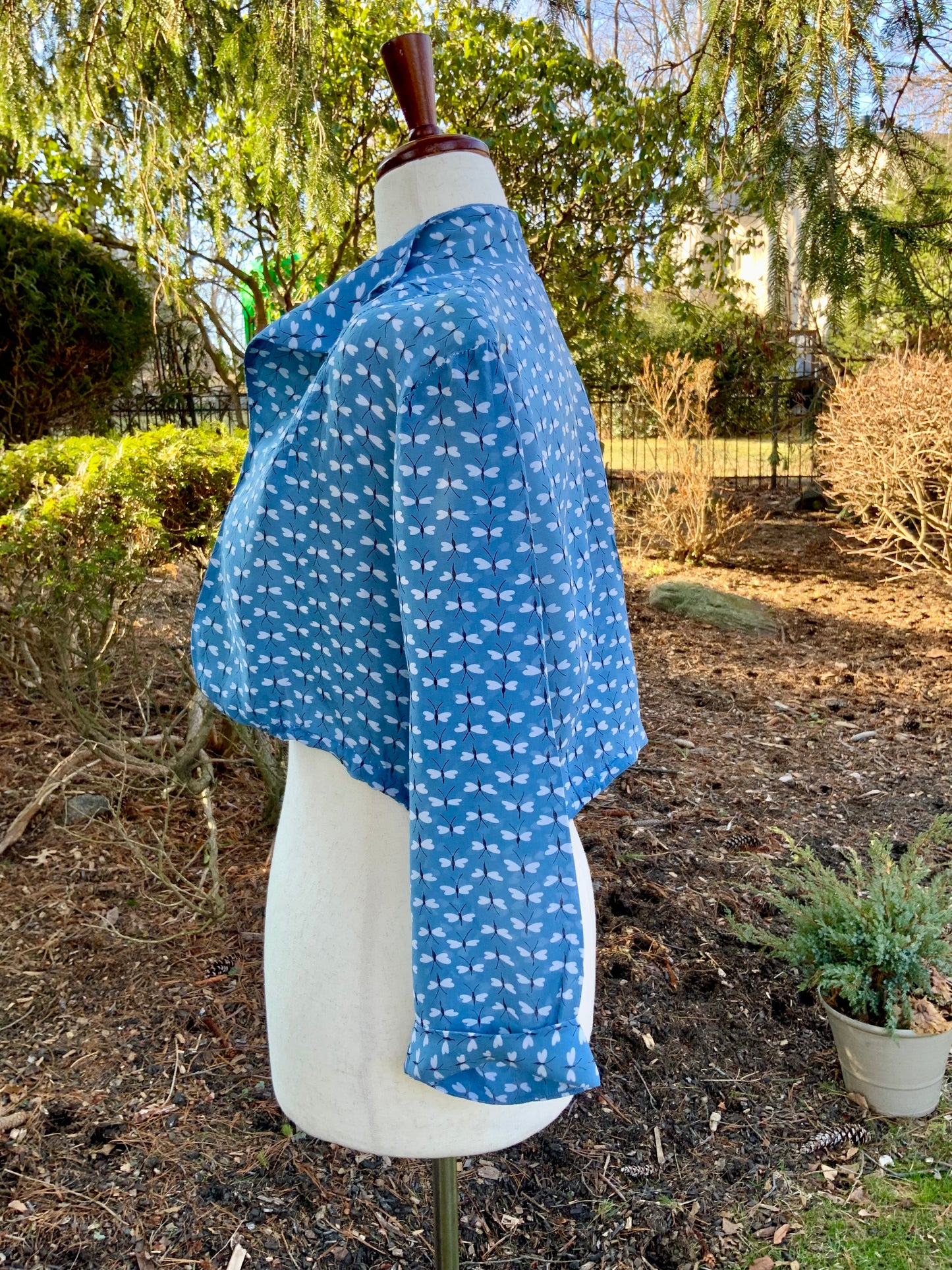 Vintage 1940s Dragonfly Print Rayon Cropped Jacket – Novelty Print Blue Lounge Bolero – Mid Century Resort Wear-40R