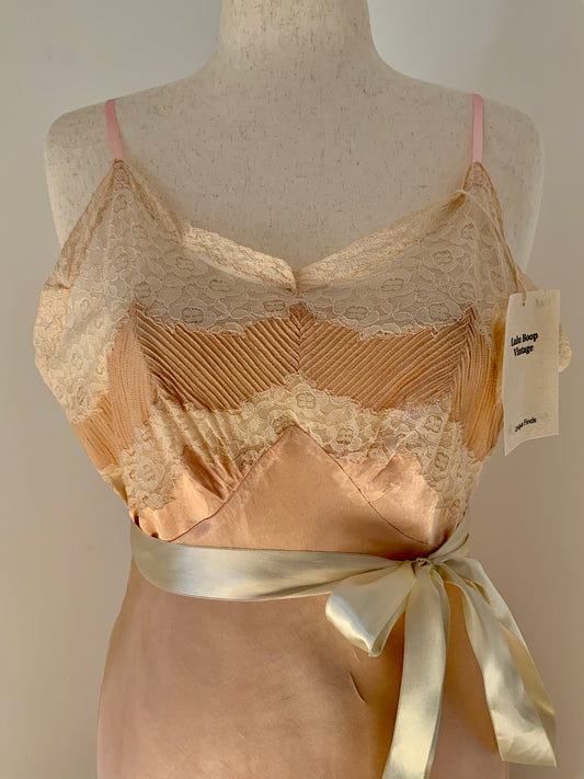 1940sVintage Hand-Dyed Satin Lace Slip Dress – Blush Peach with Satin Ribbon
- 40AA
