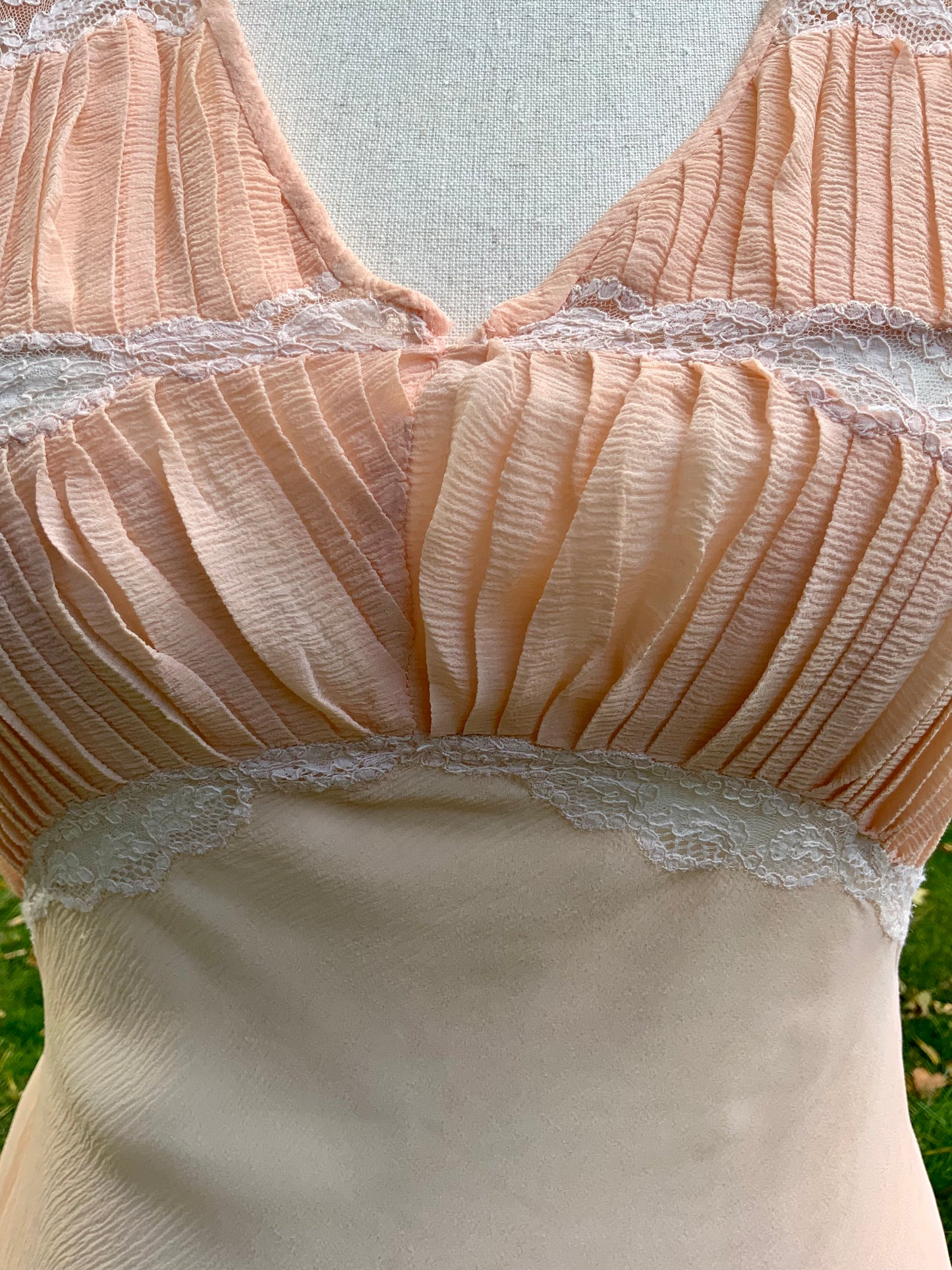 Untit 1930s Pleated Chiffon & Lace Silk Nightgown – Old Hollywood -1938/1942 - 30AN