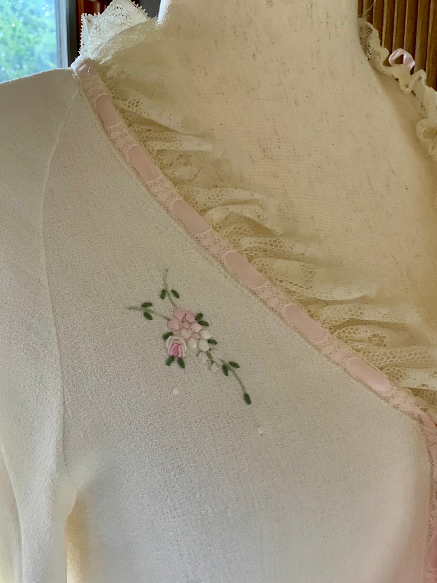 1950s Vintage Nylon Crepe Peignoir Robe Lace Ribbon Embroidered Boudoir Lingerie-50BF