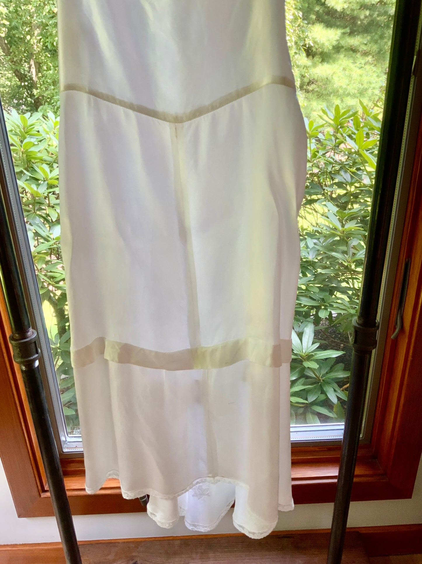 1930s White Satin Full-Length Slip with Floral Embroidery and Lace. XXS–XS.40CCC