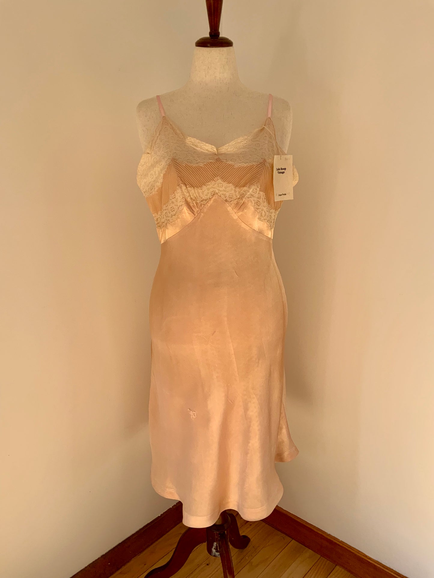 1940sVintage Hand-Dyed Satin Lace Slip Dress – Blush Peach with Satin Ribbon
- 40AA