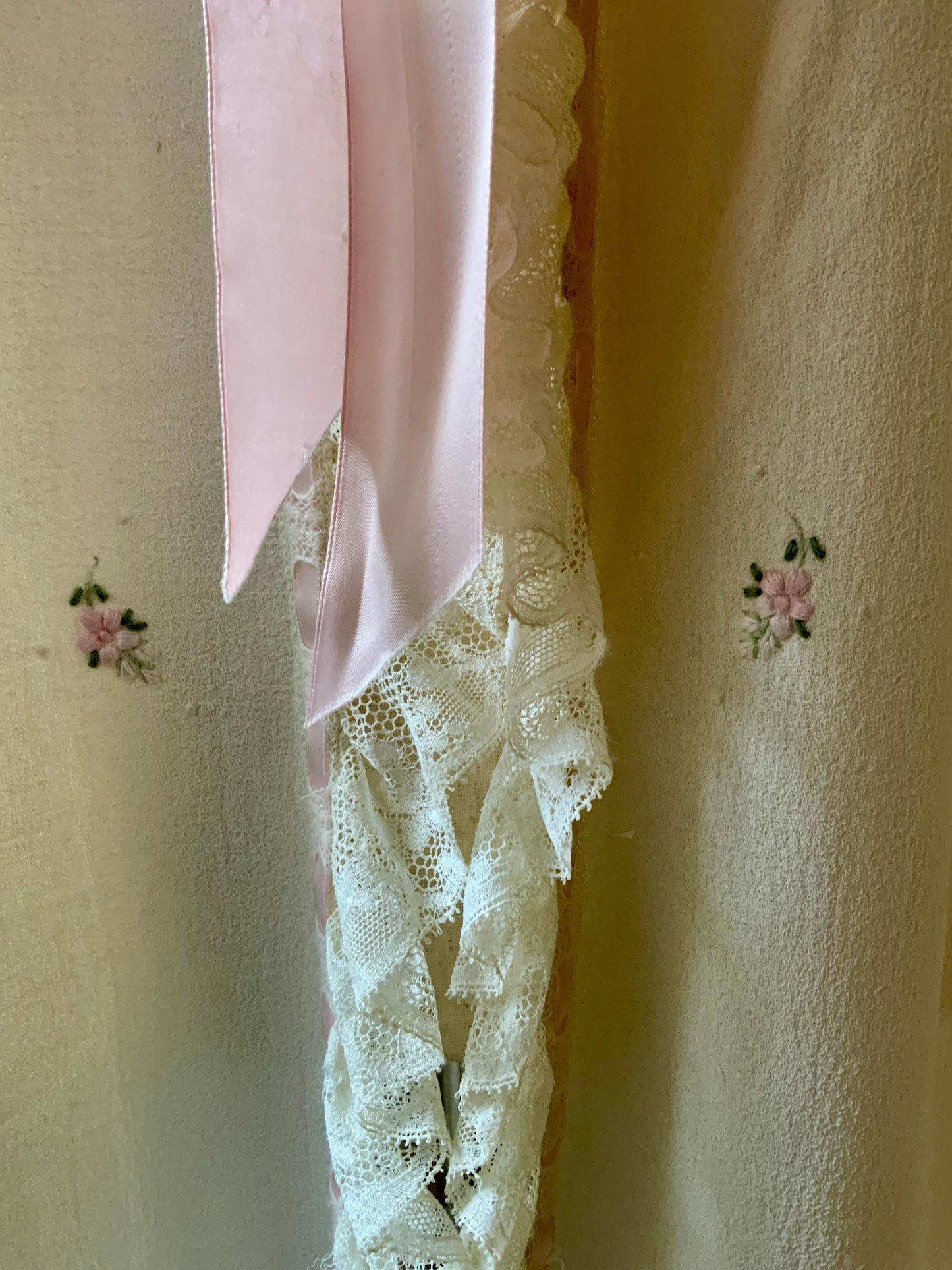 1950s Vintage Nylon Crepe Peignoir Robe Lace Ribbon Embroidered Boudoir Lingerie-50BF