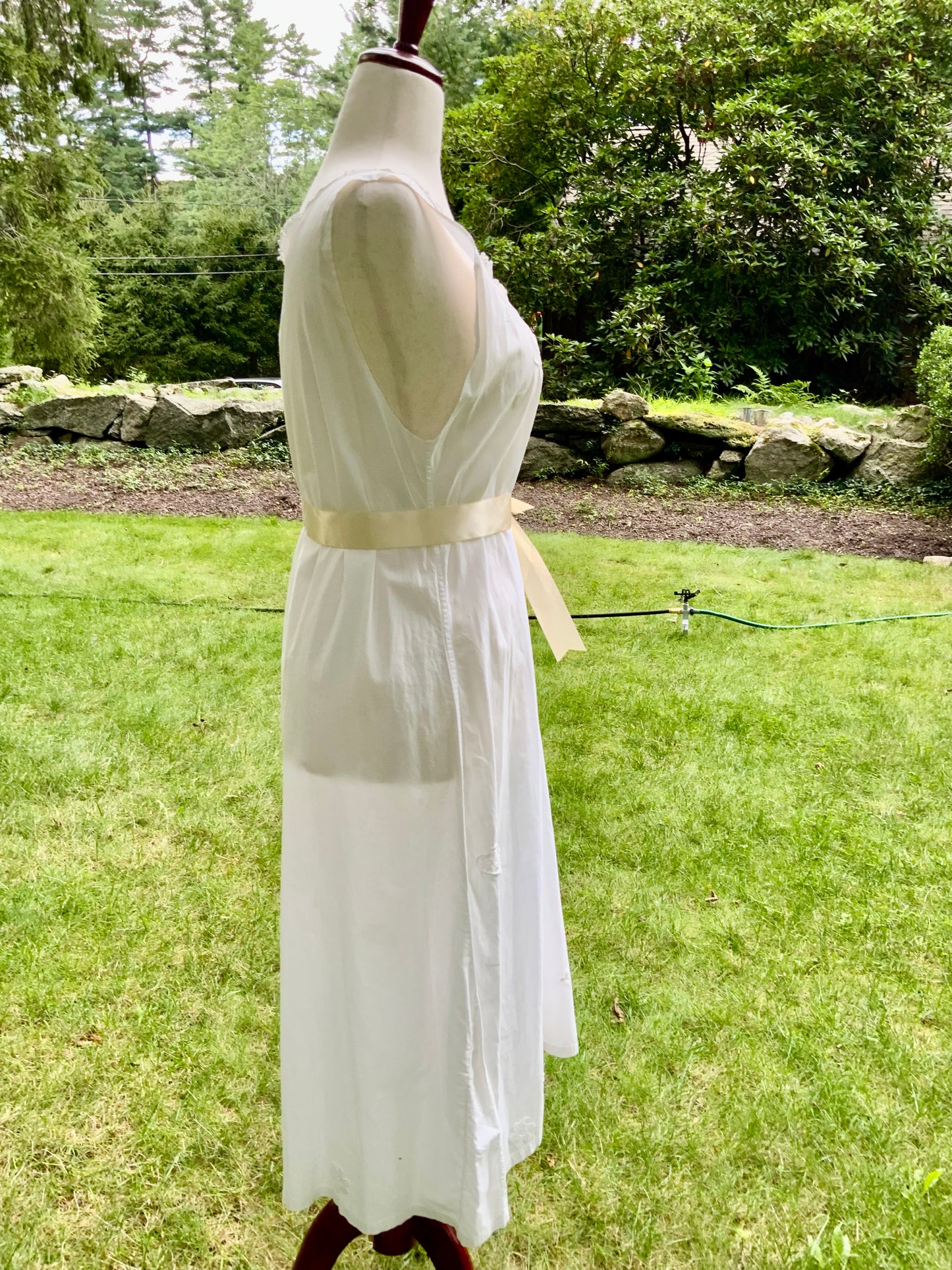 Late Edwardian White Cotton Nightgown. Antique Embroidered Cutwork Dress. Circa 1910s.ED100