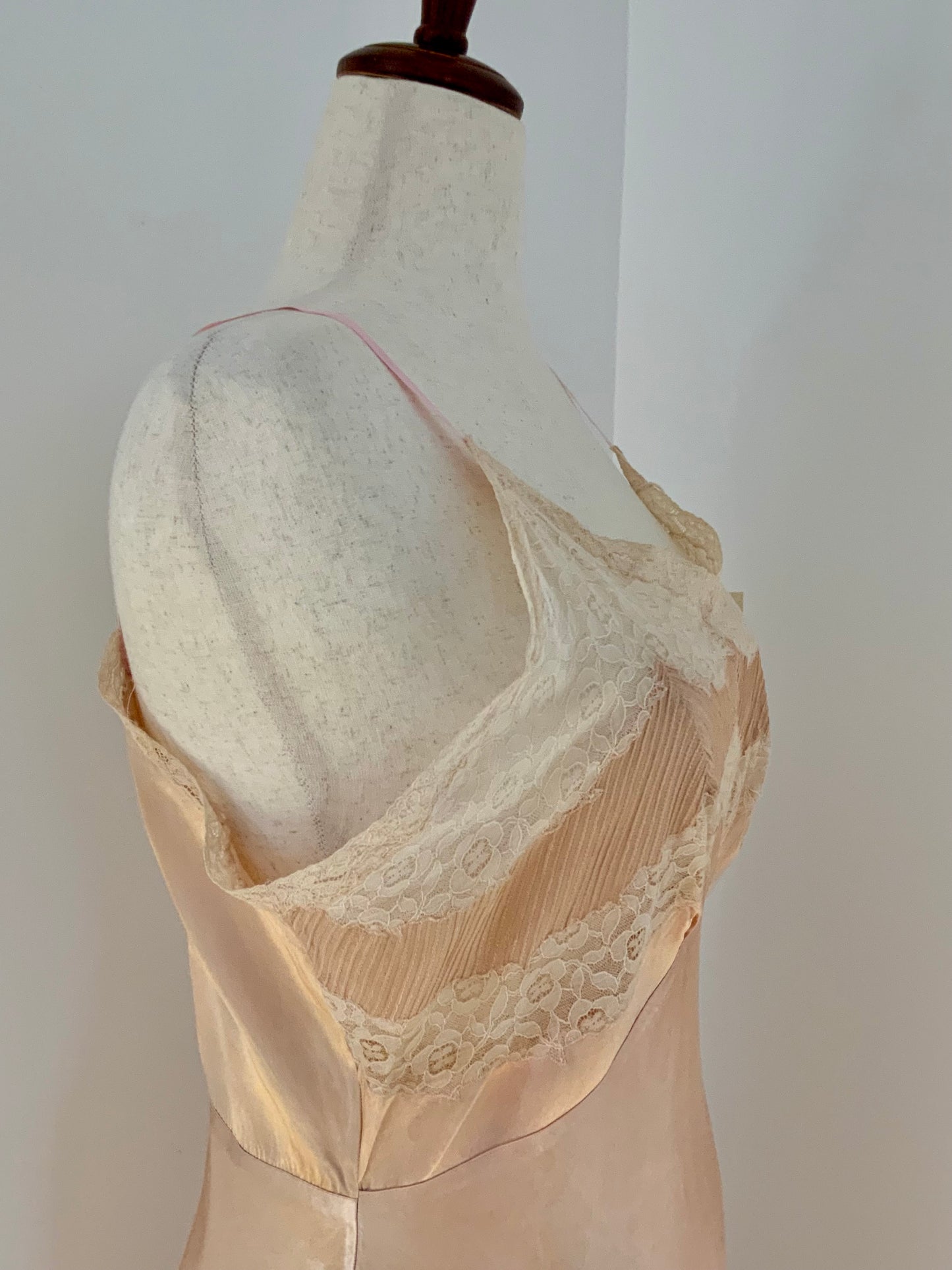 1940sVintage Hand-Dyed Satin Lace Slip Dress – Blush Peach with Satin Ribbon
- 40AA