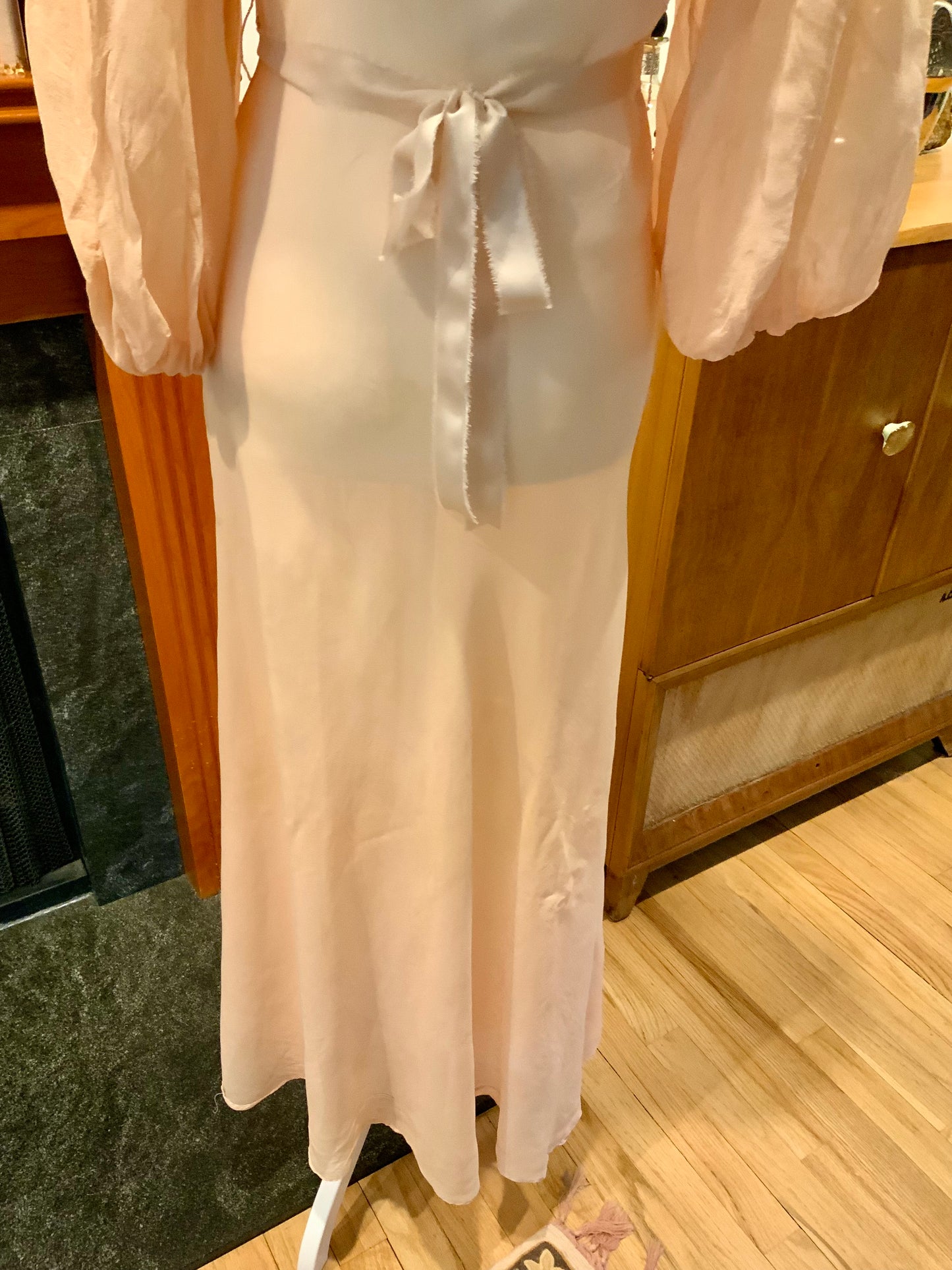 Un 1930s Peach Silk Chiffon Bias-Cut Gown with Bishop Sleeves | 30AU