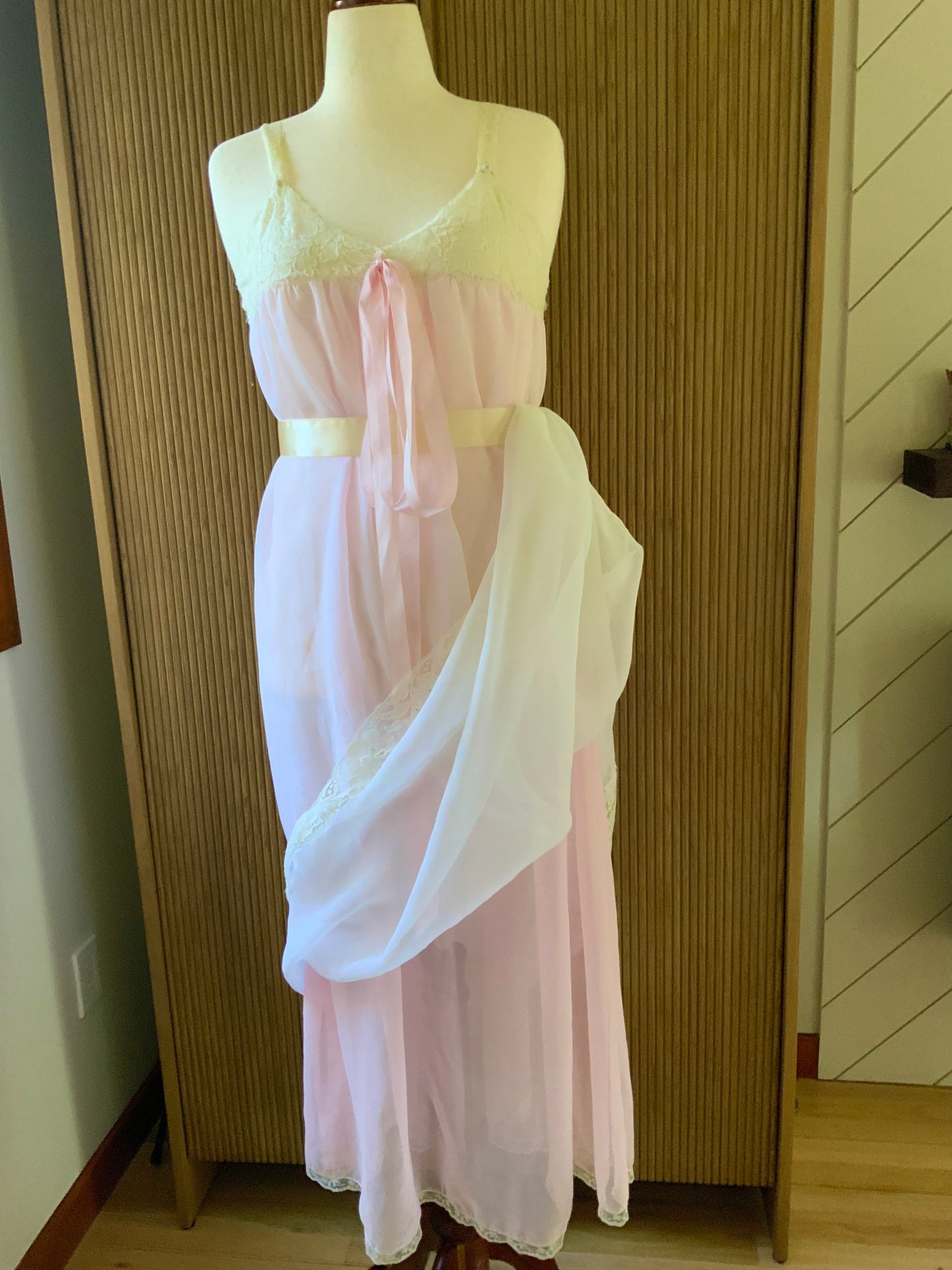 1970s Sheer Pink Nylon Nightgown with Floral Lace Appliqué Bodice & Double Layer – Romantic Lingerie Dress-70B