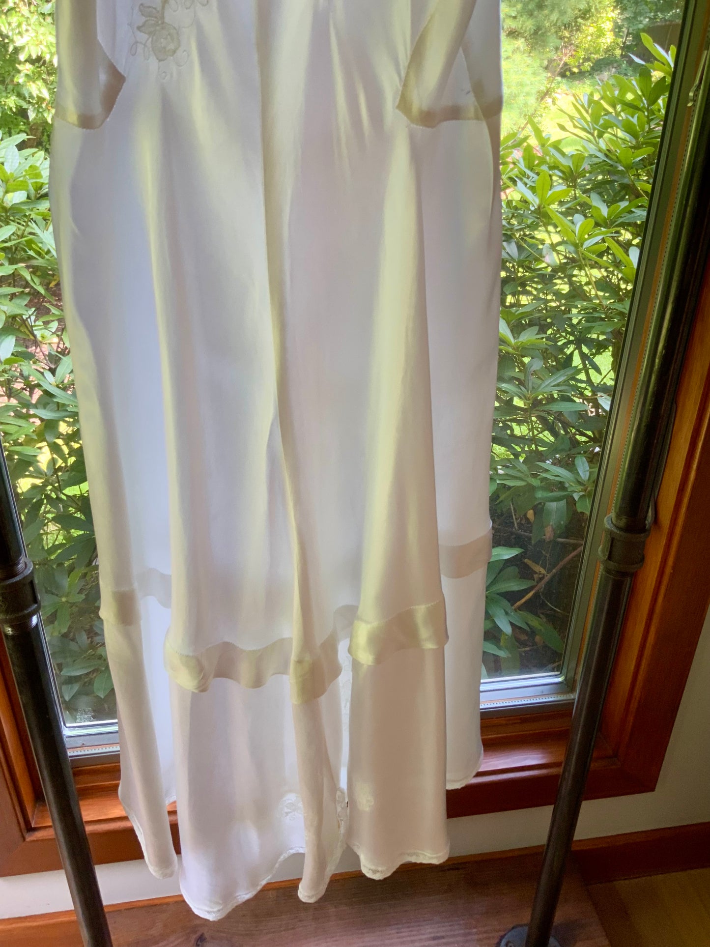 1930s White Satin Full-Length Slip with Floral Embroidery and Lace. XXS–XS.40CCC