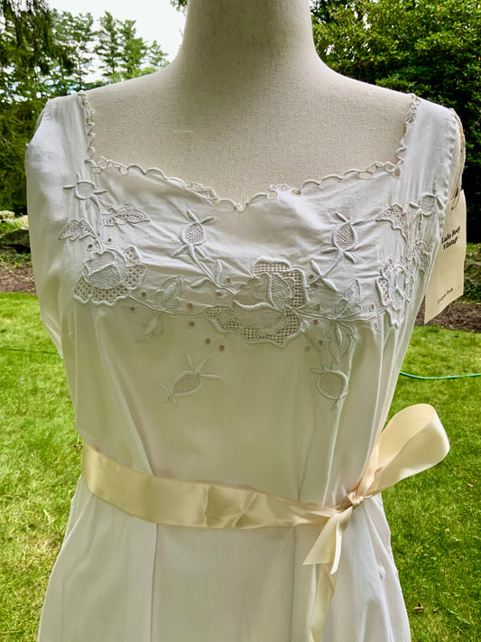 Antique 1920s White Cotton Nightgown. Floral Embroidery and Cutwork. Antique Lingerie.ED100