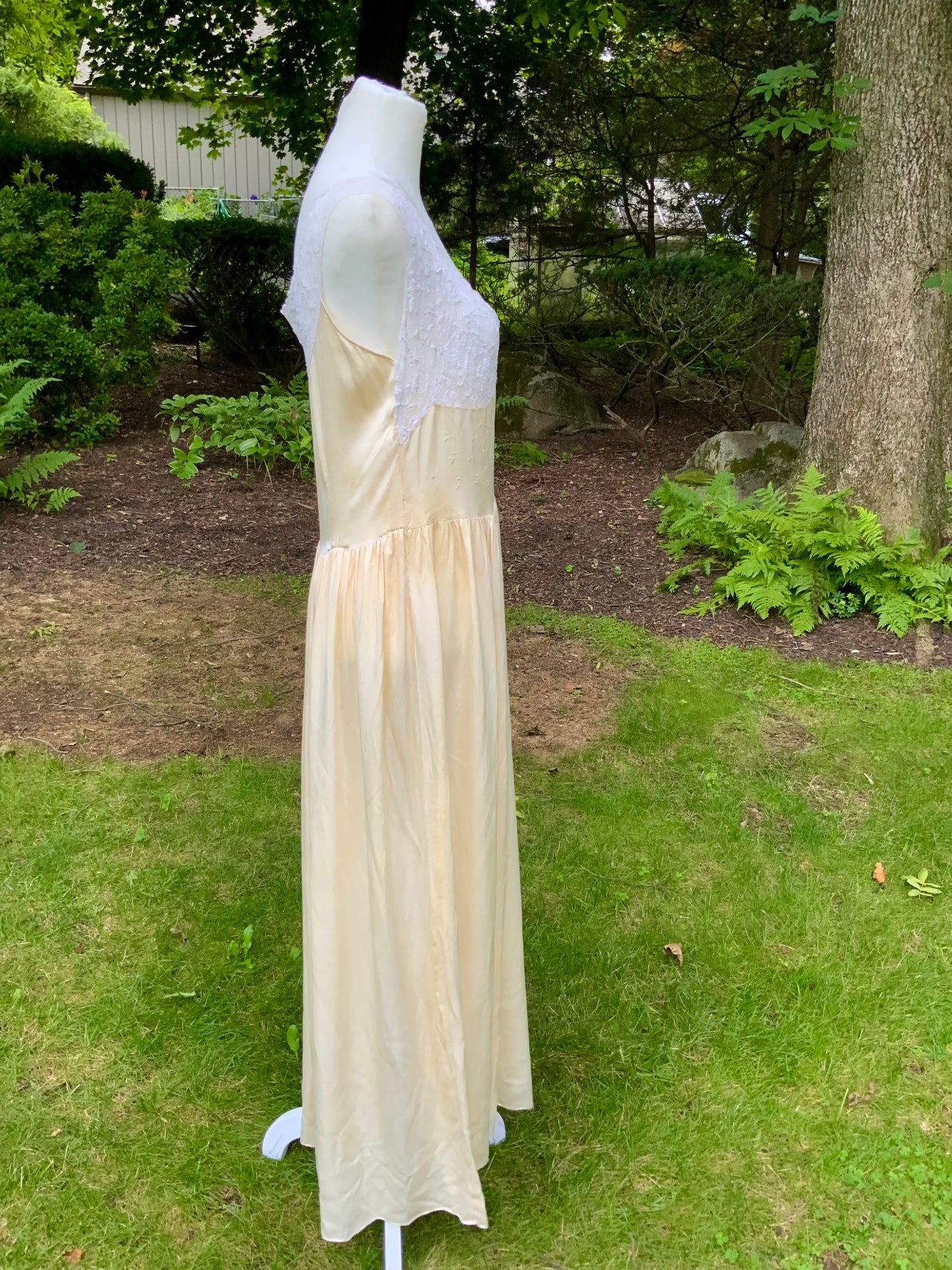 1930s Pure Silk and Lace Nightgown. Champagne Ivory Embroidered Gown. Romantic Bridal Slip Dress.30CG