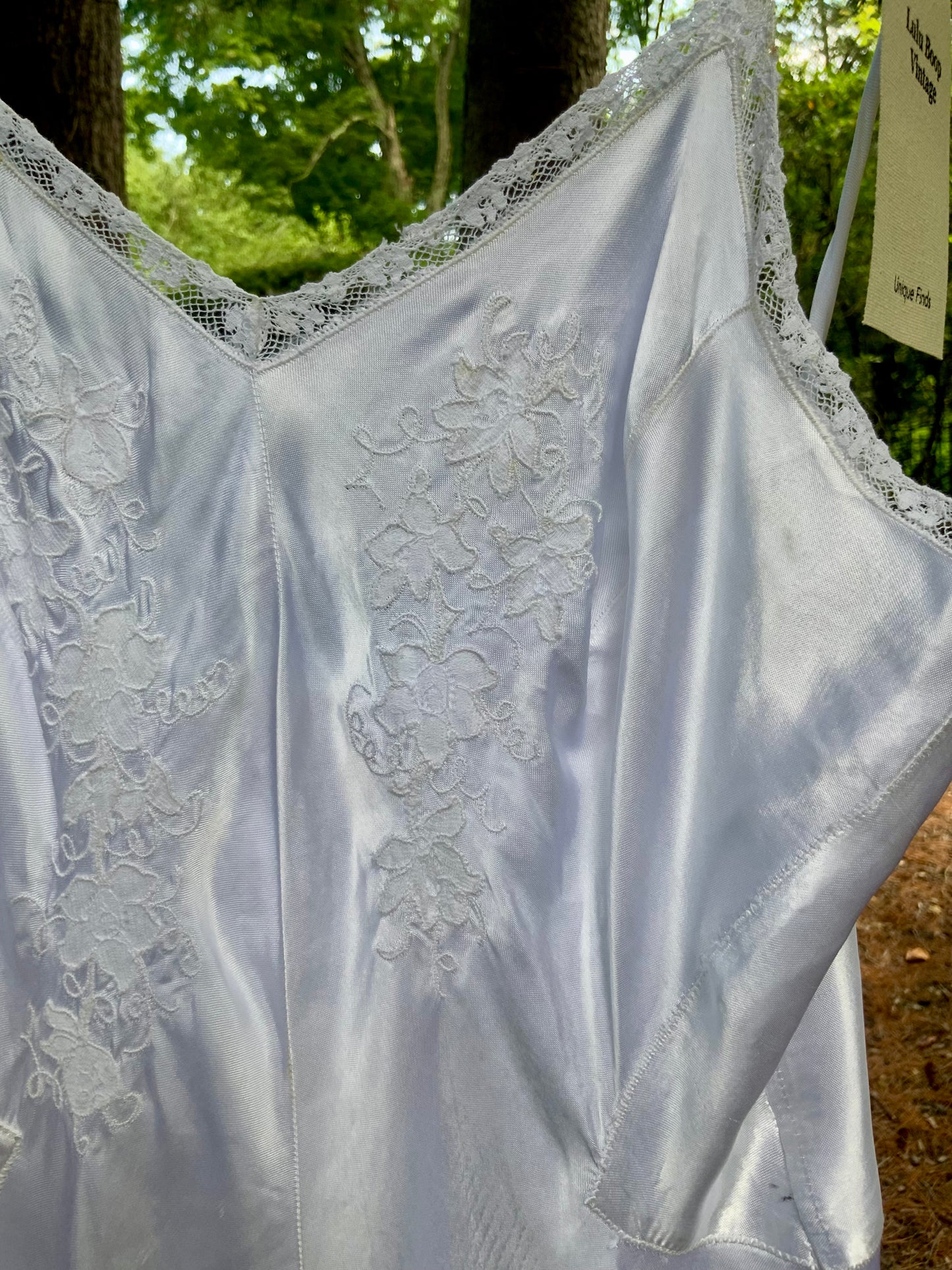 1930s White Satin Full-Length Slip with Floral Embroidery and Lace. XXS–XS.40CCC