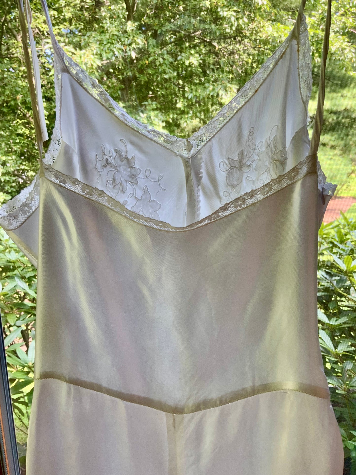 1930s White Satin Full-Length Slip with Floral Embroidery and Lace. XXS–XS.40CCC