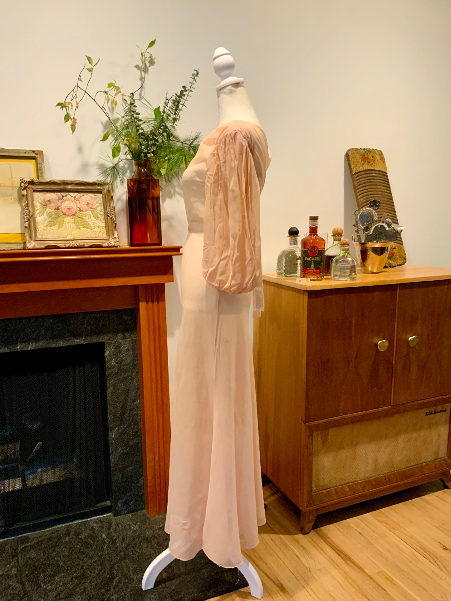 Un 1930s Peach Silk Chiffon Bias-Cut Gown with Bishop Sleeves | 30AU