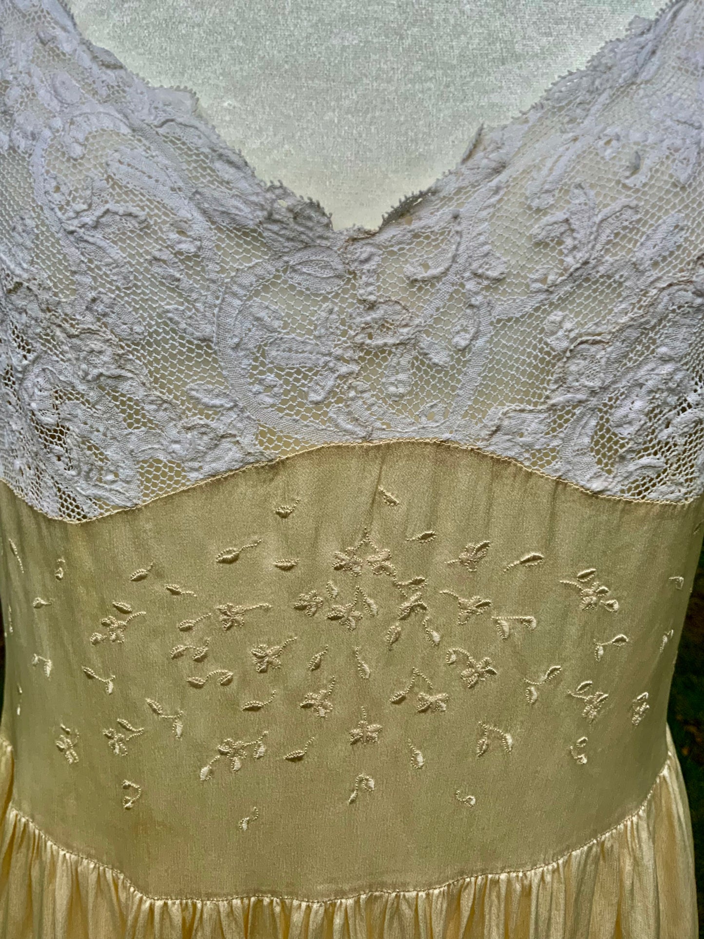 1930s Pure Silk and Lace Nightgown. Champagne Ivory Embroidered Gown. Romantic Bridal Slip Dress.30CG