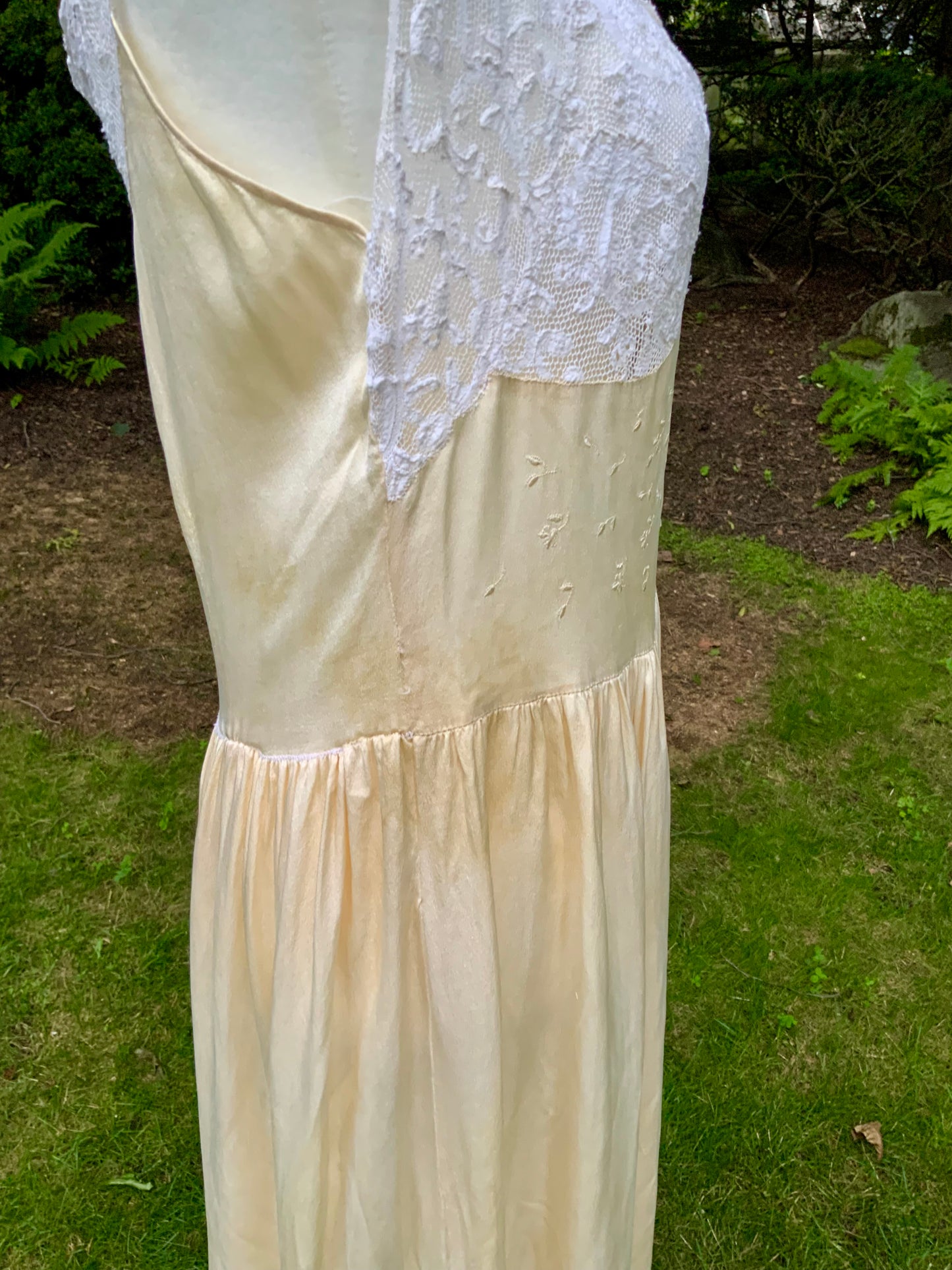 1930s Pure Silk and Lace Nightgown. Champagne Ivory Embroidered Gown. Romantic Bridal Slip Dress.30CG