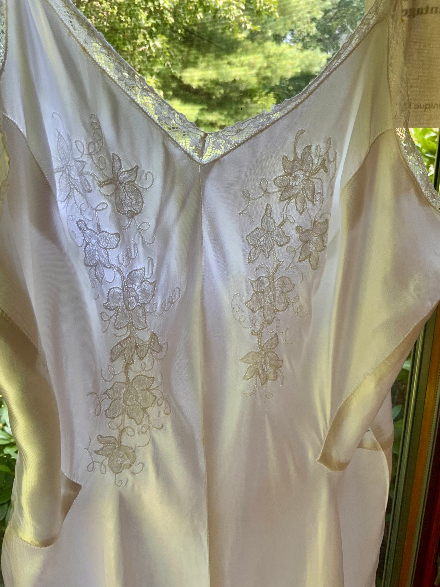 1930s White Satin Full-Length Slip with Floral Embroidery and Lace. XXS–XS.40CCC