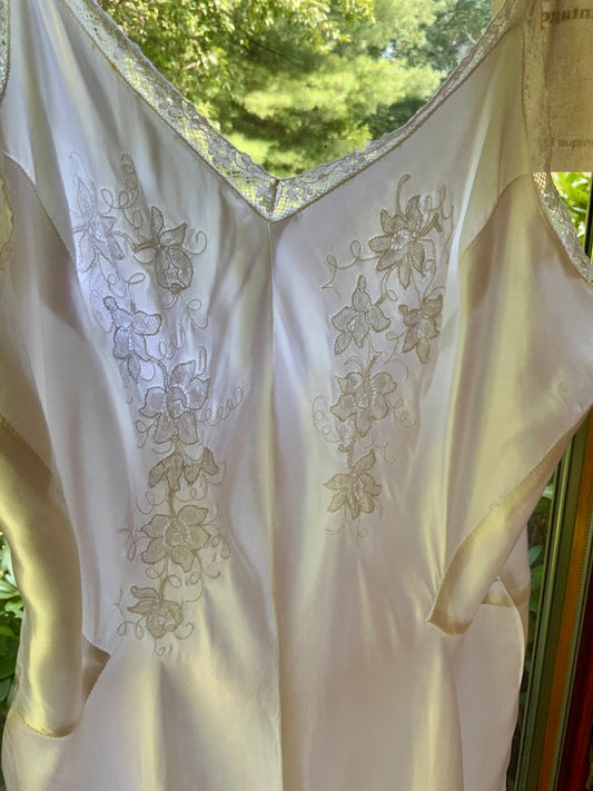 1930s White Satin Full-Length Slip with Floral Embroidery and Lace. XXS–XS.40CCC