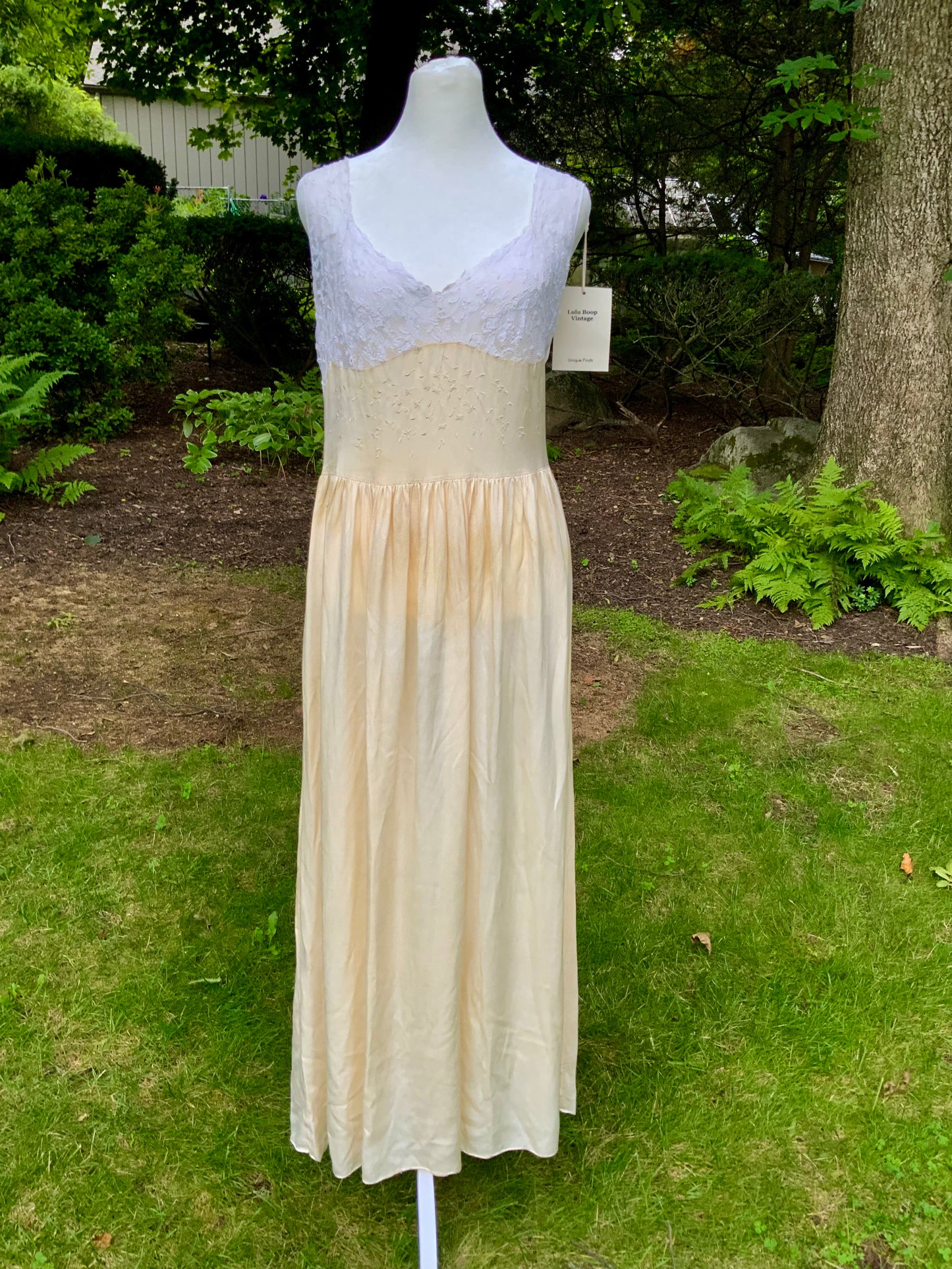 1930s Pure Silk and Lace Nightgown. Champagne Ivory Embroidered Gown. Romantic Bridal Slip Dress.30CG