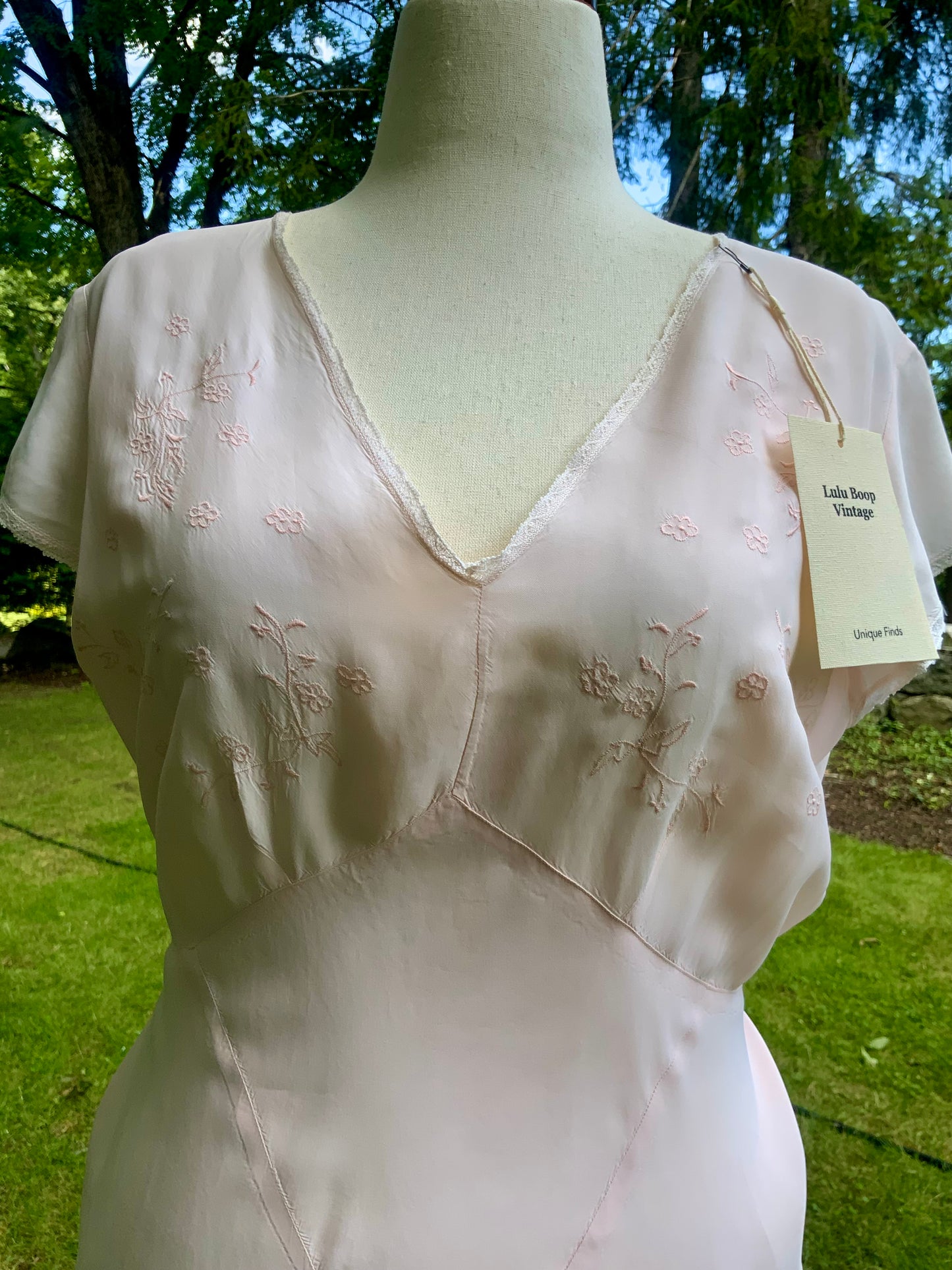 1930s Peach Embroidered Nightgown. Bias Cut Gown with Flutter Sleeves and Sash. Old Hollywood Lingerie.30CO.
