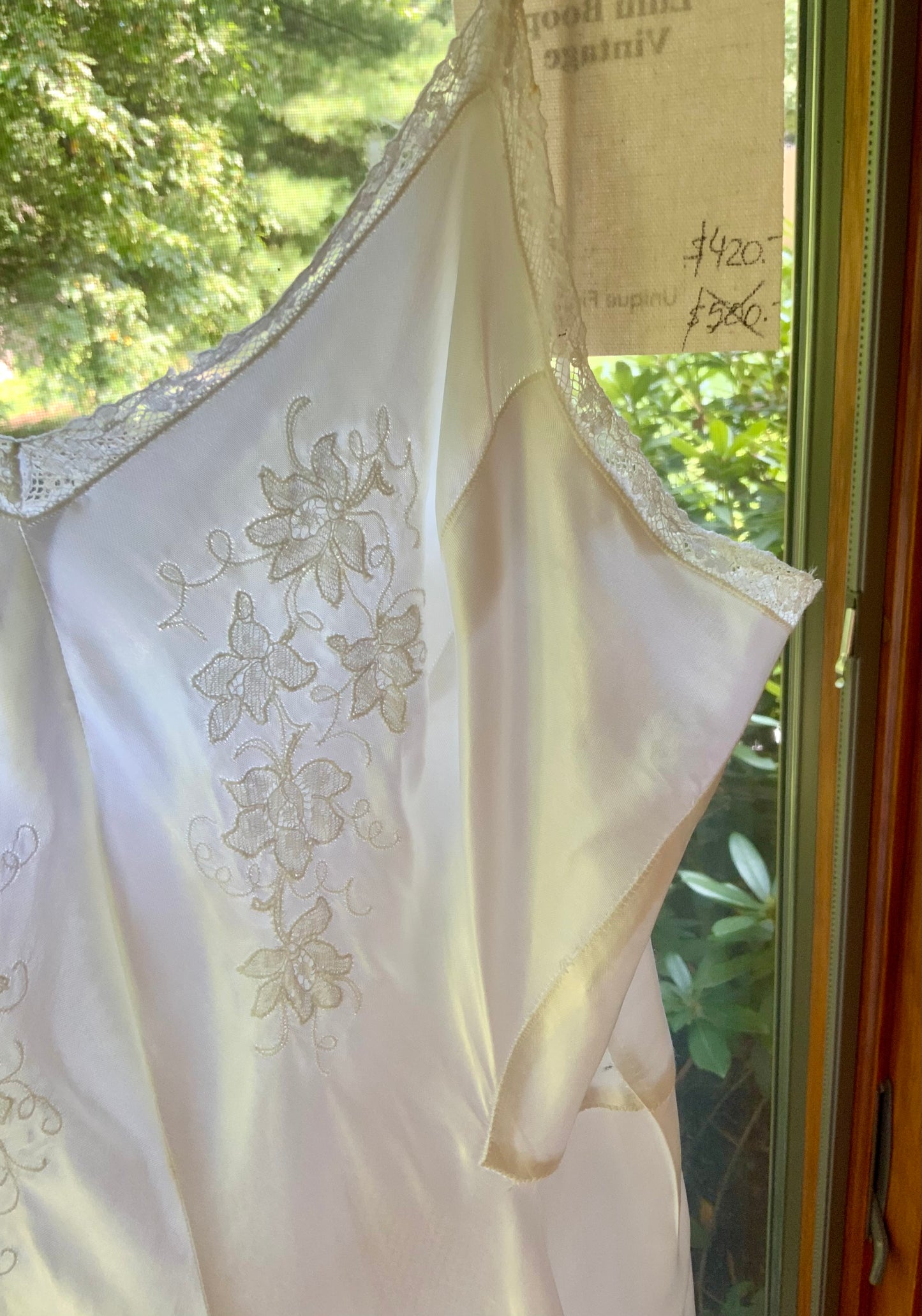 1930s White Satin Full-Length Slip with Floral Embroidery and Lace. XXS–XS.40CCC