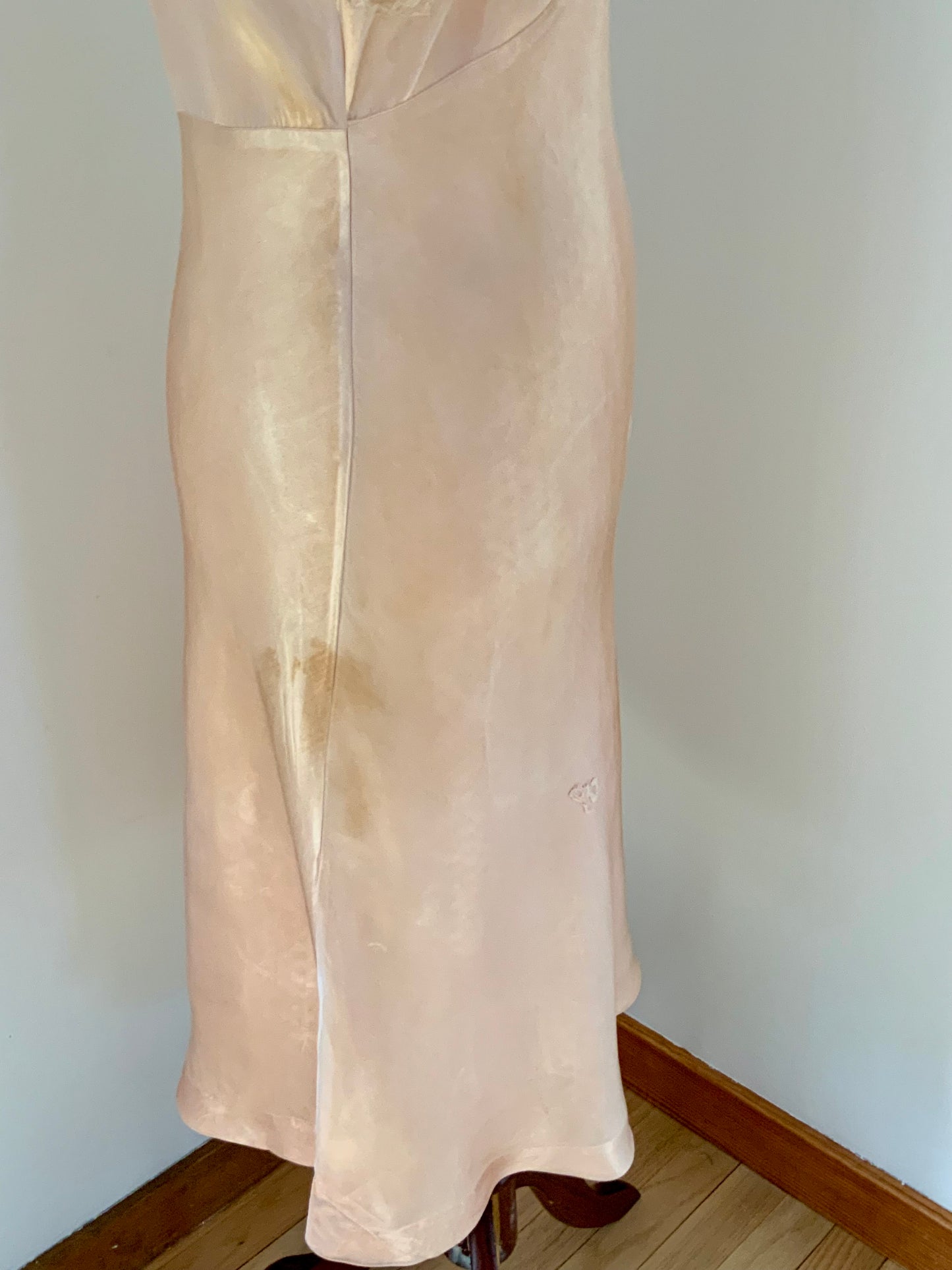 1940sVintage Hand-Dyed Satin Lace Slip Dress – Blush Peach with Satin Ribbon
- 40AA