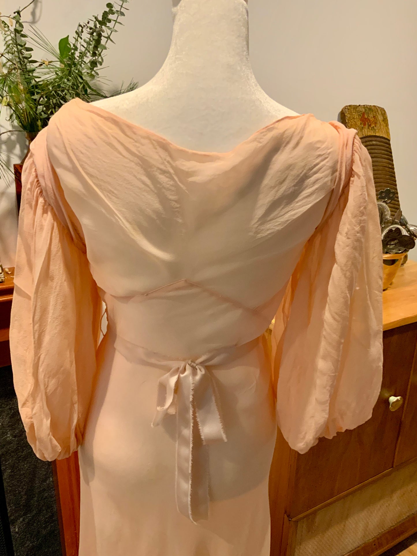 Un 1930s Peach Silk Chiffon Bias-Cut Gown with Bishop Sleeves | 30AU