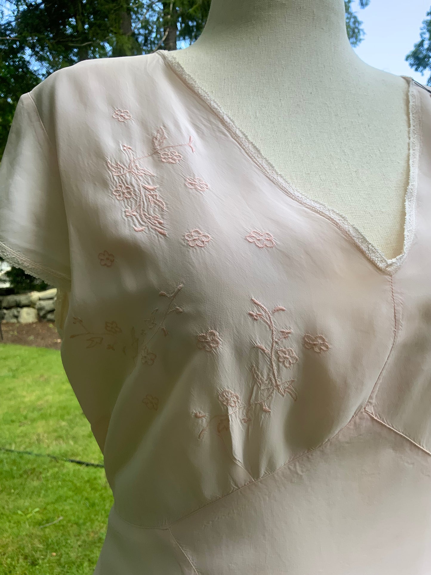 1930s Peach Embroidered Nightgown. Bias Cut Gown with Flutter Sleeves and Sash. Old Hollywood Lingerie.30CO.