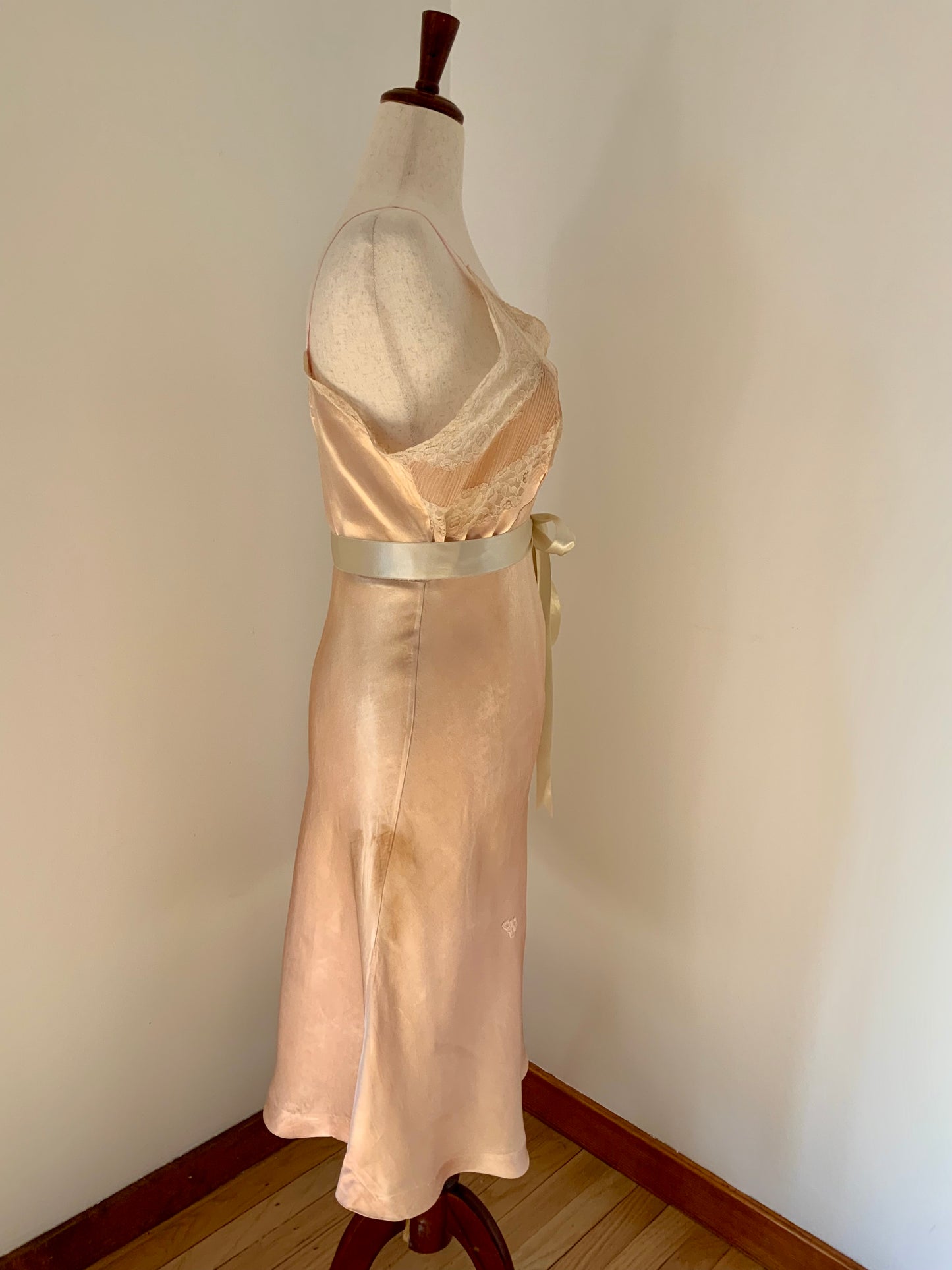 1940sVintage Hand-Dyed Satin Lace Slip Dress – Blush Peach with Satin Ribbon
- 40AA