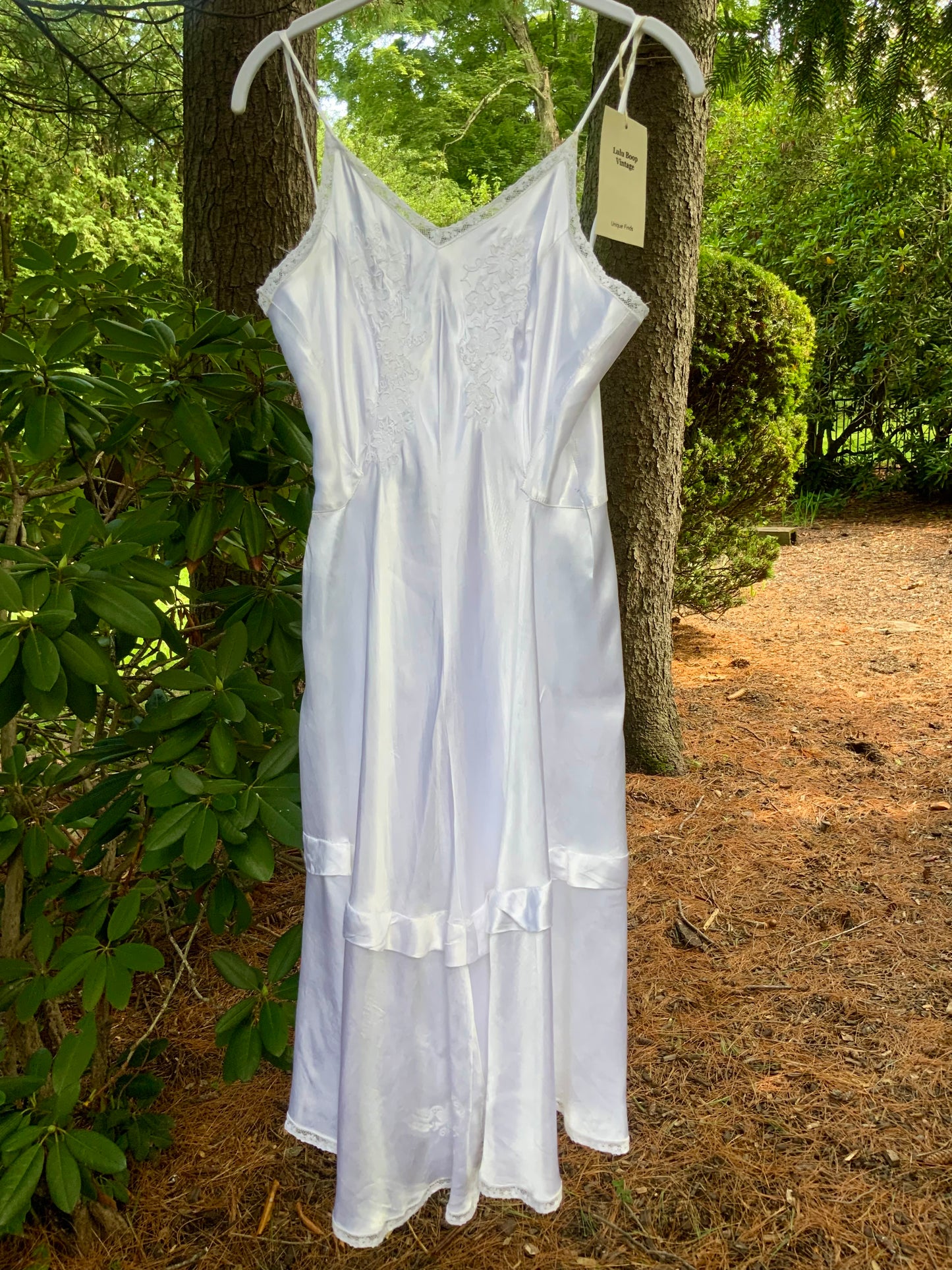 1930s White Satin Full-Length Slip with Floral Embroidery and Lace. XXS–XS.40CCC